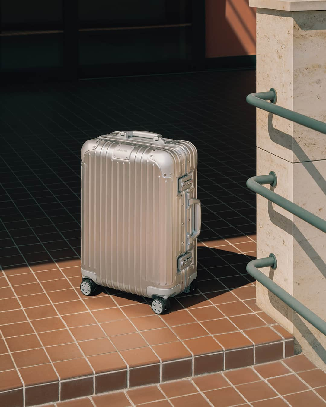 リモワさんのインスタグラム写真 - (リモワInstagram)「An ever-evolving travel icon — the RIMOWA Original Cabin in Silver.   #RIMOWA #RIMOWAoriginal」7月22日 0時00分 - rimowa