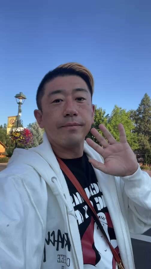 小林拓一郎のインスタグラム：「シスターズのお散歩」