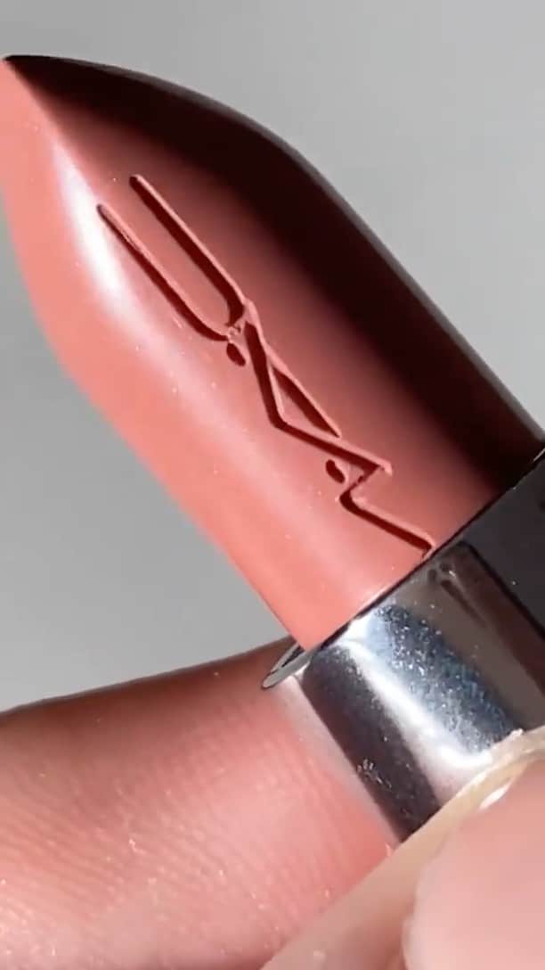 M·A·C Cosmetics UK & Irelandのインスタグラム：「We can’t get enough of Thanks, It’s M·A·C 🖤  The PERFECT universal neutral shade that leaves a lightweight, lustrous finish on your lip 👄  Try it now in-store!  Repost: @glambbi   #MACCosmeticsUK #MACLipstick #ThanksItsMAC」