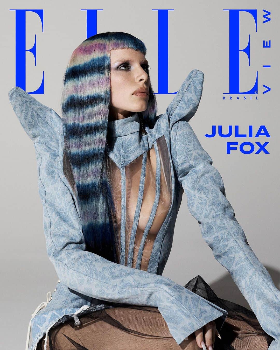 ELLE Brasilのインスタグラム：「Julia Fox (@juliafox) é a capa da nossa ELLE View de julho! Roubando a cena nas semanas de moda e ruas de Nova York, ela tem facetas que ultrapassam (e muito) o posto de ex de Kanye West — assunto que ela também não ignora, fala tranquilamente dos altos e baixos.  Fox foi bastante elogiada como a atriz em Uncut gems, está escrevendo um livro autobiográfico, já atuou como artista plástica, sócia de balada e até dominatrix, antes de ser a dona de visuais que garantem fãs, haters, mas nunca passam despercebidos.  Nesta edição da nossa revista digital, mensal e interativa, você ainda confere uma entrevista exclusiva com @ritaora, que está lançando o seu terceiro álbum, e um almanaque completo do jeans.  Foto: Richie Shazam Edição de moda: Patti Wilson  Assine a #ELLEView por apenas R$9,99 e confira nosso conteúdo mensal exclusivo para assinantes!」