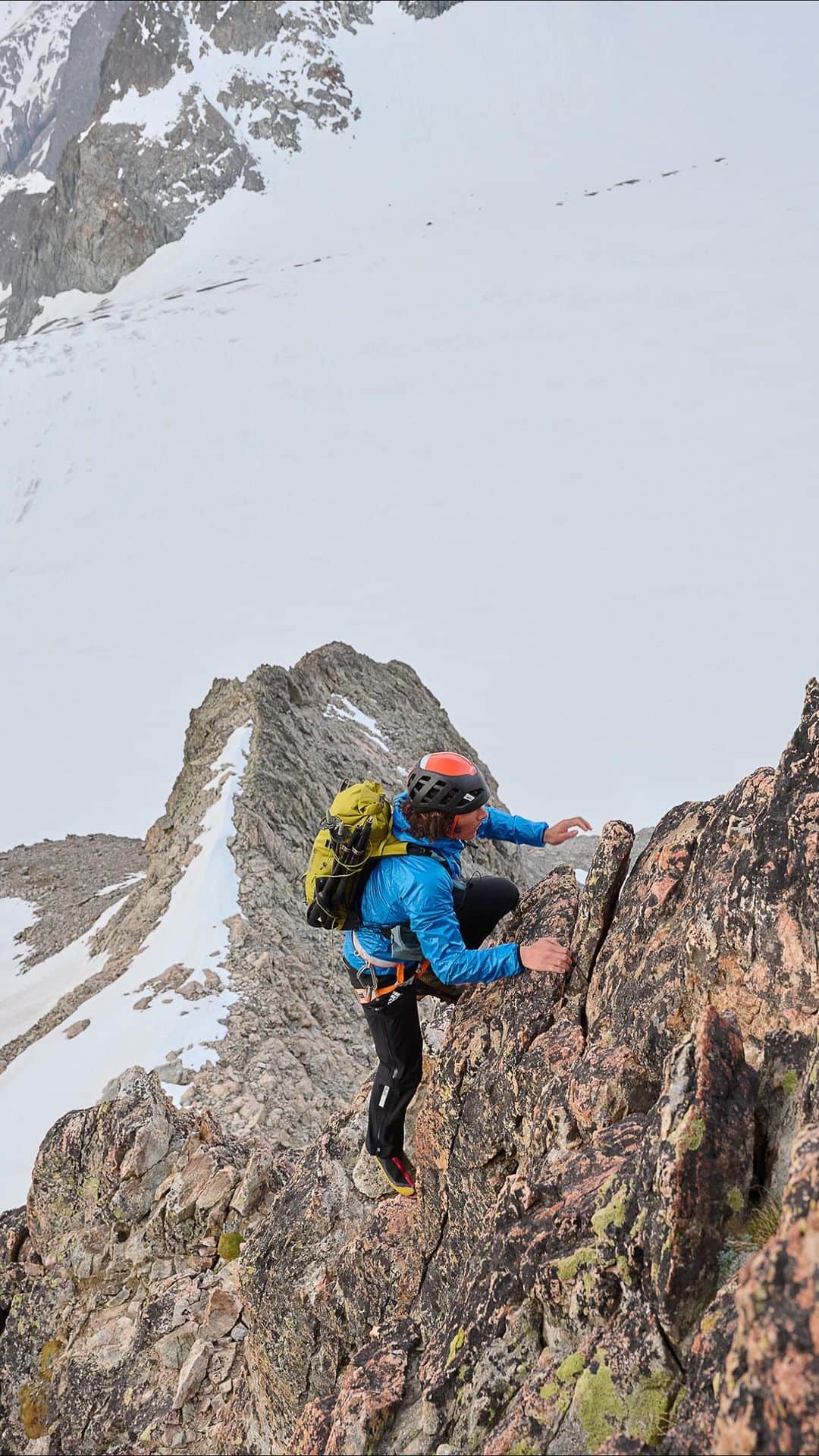 ドイターのインスタグラム：「Nothing compares to the adrenalin rush you get in the mountains 🤩 But let’s be real: There’s always some risk involved. ⚠️   Keep your mind sharp and focused. 🧐 Choose a backpack that’s molds to your body. 🤝   📽️ @julianbueckers  - Please tag #deuter to be featured. ❤️ -  #deuterforever #deuter #mountaineering #alpine #mountain #climbing」