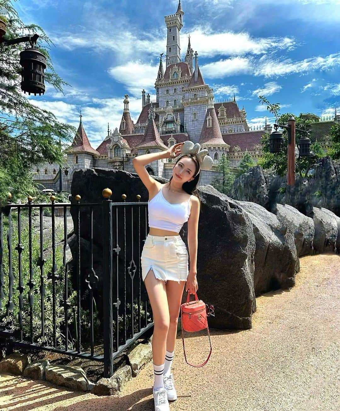 山下舞のインスタグラム：「𝐷𝑖𝑠𝑛𝑒𝑦𝐿𝑎𝑛𝑑＿＿＿🏰🎈 ⁡ ⁡ 大好きな美女と野獣乗れて感動で目がうるうるしてた… 2000円の待ち時間なしのチケット買う価値あるよ🥹 ⁡ 人気な乗り物以外はずっと10分ぐらいの待ち時間で快適だった🎠🤍 ⁡ もう既に夢の国に戻りたい… ディズニー好きと友達なりたい… ⁡ ⁡ ⁡ #ディズニー#ディズニーランド#ディズニーコーデ#夢の国 #ディズニーカチューシャ#遊園地#ミッキーミニー#東京観光 #東京ディズニーリゾート40周年#ホワイトコーデ#スニーカー #sheinコーデ#プチプラファッション#ハイブランドバッグ #chanel#shein#nike#disneyland#tokyo#japan #disneygram」