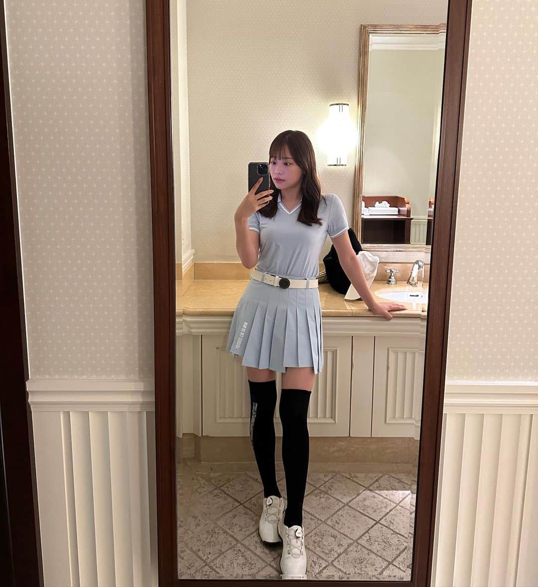 高木由梨奈のインスタグラム：「夏のゴルフで日焼けダメージがすごいです🥲☀️笑 ニーハイソックス履いてたらハーフで真っ黒になったので黒レギンスに履き替えました🤫  みんなも熱中症、日焼け気をつけてねー🥺  焼けない日焼け止め教えてください🧴💭  #ゴルフ女子 #ゴルフウェア #ゴルフコーデ #韓国ゴルフウェア」