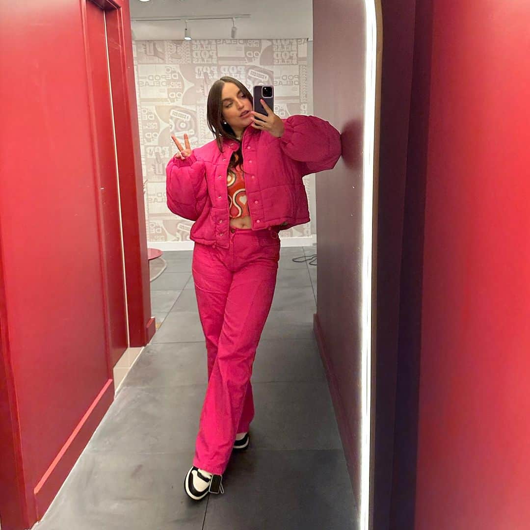 Bruna Unzuetaのインスタグラム：「Lookinhos 🩶」