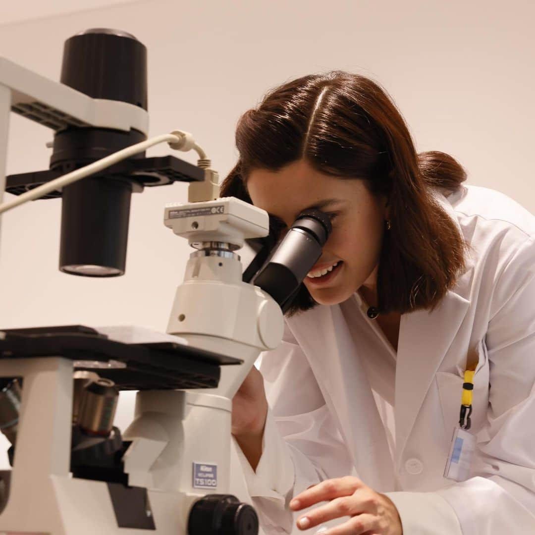 ダイアナ・シルバーズさんのインスタグラム写真 - (ダイアナ・シルバーズInstagram)「Became a scientist (nbd) during my first visit to the #CPBLaboratory, and got to meet @cledepeaubeaute's CTO, Mr. Kiyoshi-Sato, who not only  took us on a special lab tour (through all the top-secret areas!) but answered all our questions on all things relating to #thescienceofskinintelligence 🔬 Also love how smart I look in a lab coat… 😗」7月22日 0時11分 - dianasilverss