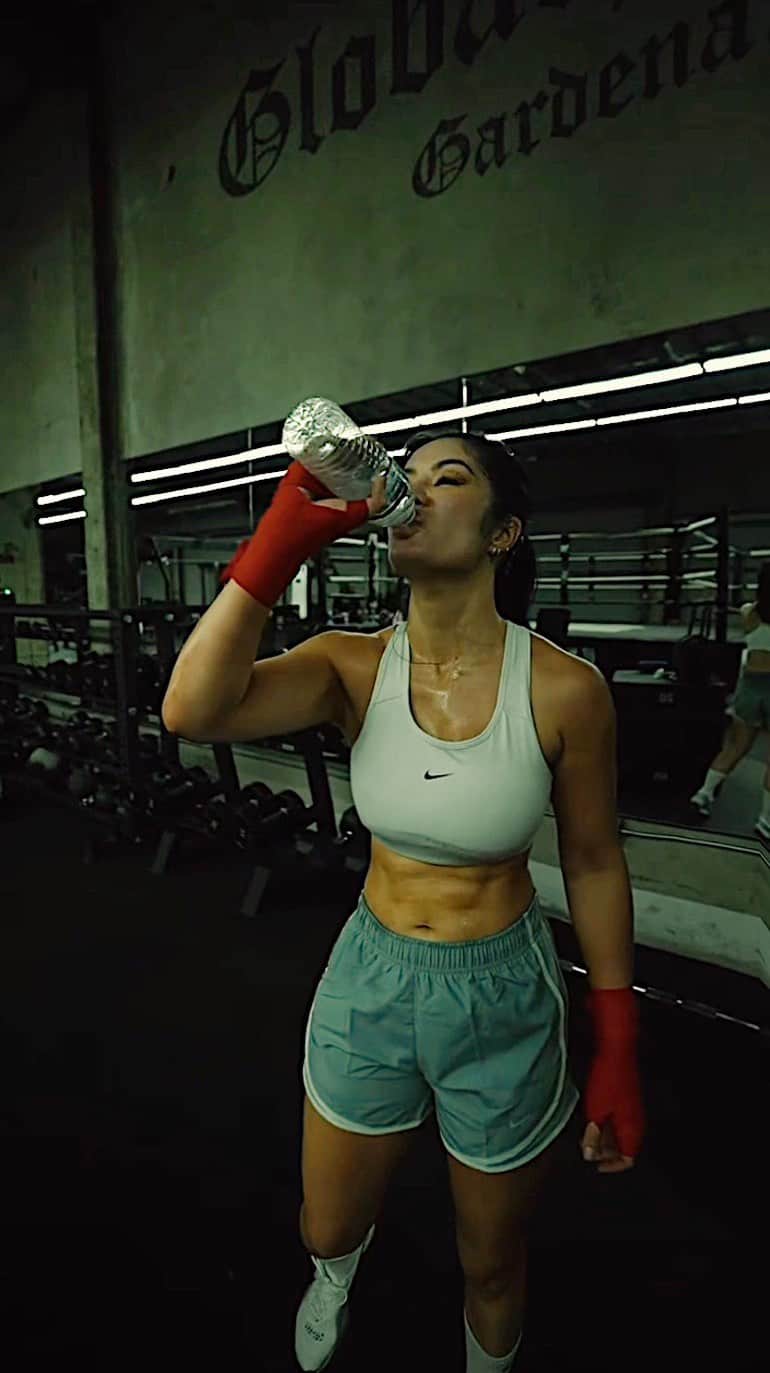 キム・リーのインスタグラム：「float like a butterfly sting like a bee」