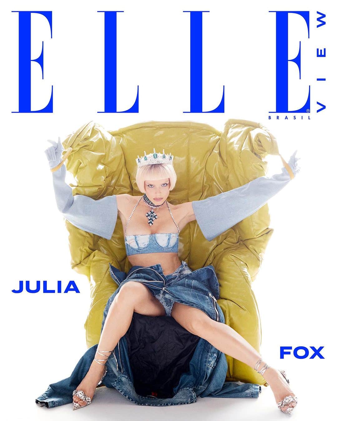 ELLE Brasilのインスタグラム：「Julia Fox (@juliafox) é a capa da nossa ELLE View de julho! Roubando a cena nas semanas de moda e ruas de Nova York, ela tem facetas que ultrapassam (e muito) o posto de ex de Kanye West — assunto que ela também não ignora, fala tranquilamente dos altos e baixos.  Fox foi bastante elogiada como a atriz em Uncut gems, está escrevendo um livro autobiográfico, já atuou como artista plástica, sócia de balada e até dominatrix, antes de ser a dona de visuais que garantem fãs, haters, mas nunca passam despercebidos.  Nesta edição da nossa revista digital, mensal e interativa, você ainda confere uma entrevista exclusiva com @ritaora, que está lançando o seu terceiro álbum, e um almanaque completo do jeans.  Foto: Richie Shazam Edição de moda: Patti Wilson  Assine a #ELLEView por apenas R$9,99 e confira nosso conteúdo mensal exclusivo para assinantes!」