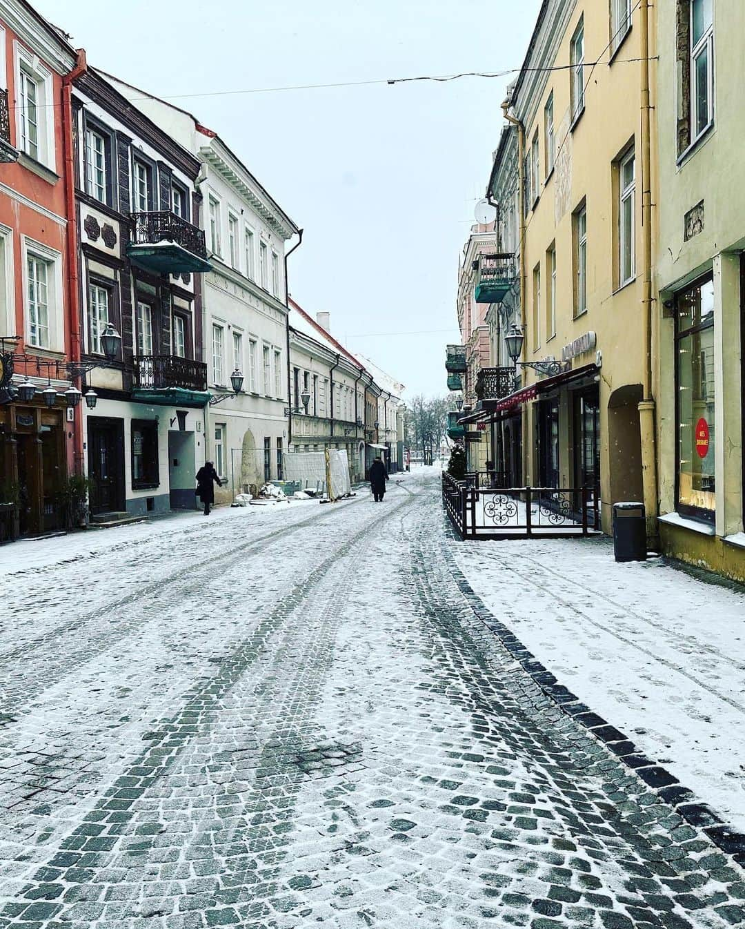 村田沙耶香さんのインスタグラム写真 - (村田沙耶香Instagram)「I will never forget visiting Vilnius, Lithuania last November. The trip was warm, intense, and very beautiful for me. When I visited, the city was a world of white snow. I was told that Lithuania is full of beautiful greenery in the summer. I hope to visit again someday.  昨年の11月、リトアニアのVilniusを訪れたことを忘れることができません。その旅はあたたかく、鮮烈で、私にとってとても美しい時間でした。 私が訪れたとき、街は真っ白な雪の世界でした。夏のリトアニアには美しい緑が溢れていると教えて頂きました。いつかまた訪れたいです。」7月22日 0時33分 - sayaka_murata_