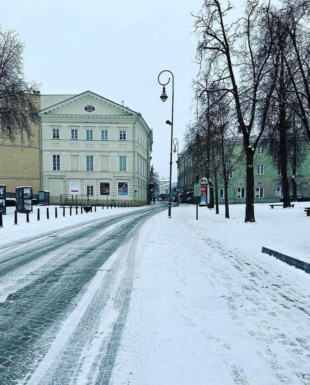 村田沙耶香さんのインスタグラム写真 - (村田沙耶香Instagram)「I will never forget visiting Vilnius, Lithuania last November. The trip was warm, intense, and very beautiful for me. When I visited, the city was a world of white snow. I was told that Lithuania is full of beautiful greenery in the summer. I hope to visit again someday.  昨年の11月、リトアニアのVilniusを訪れたことを忘れることができません。その旅はあたたかく、鮮烈で、私にとってとても美しい時間でした。 私が訪れたとき、街は真っ白な雪の世界でした。夏のリトアニアには美しい緑が溢れていると教えて頂きました。いつかまた訪れたいです。」7月22日 0時33分 - sayaka_murata_