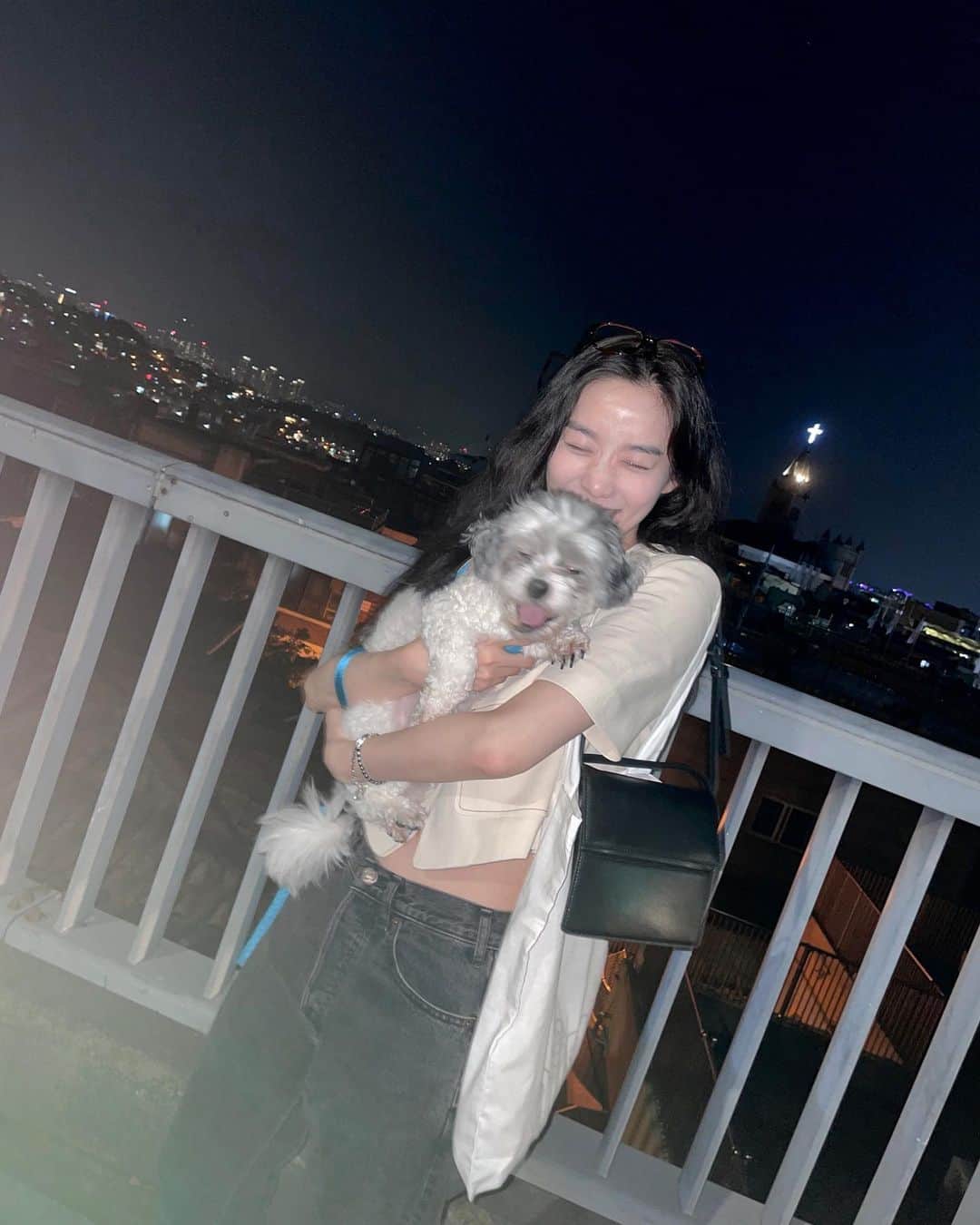 イ・チョンアのインスタグラム：「비틀비틀 밤산책  2/ 심장어택주의 3/ He tied me up 5/ 뷰티풀 6/ 레이저오복좋아」