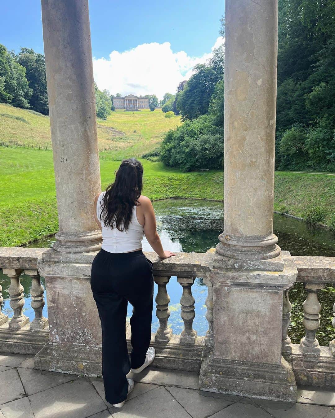 ライリー・ティコティンのインスタグラム：「I called last summer my Jane Austen journey while I read all of her novels and this summer I got to LIVE THEM!! All with the help of my friends 💕 Merci, England!! Love you always!!」