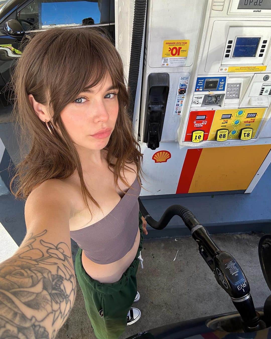 Acacia Brinleyのインスタグラム：「Sat in my car for a good 10 minutes at the gas station bc I forgot that California chumps have to pump their own gas ⛽️」