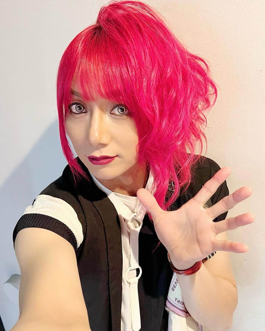 靖乃のインスタグラム：「皆様、本日のライブもありがとうございました🌟 めっちゃお祭りやって、ステージでも楽屋でも皆とわちゃわちゃ出来て幸せな一日でおました🎵  俺は明日、サットンさん・YAMATOと共にドラムを愛でるイベント『スリーポイントシュート』🥁 急に暇になったよって方も遊びにいらして下さいまし🙇🏻🙇🏻🙇🏻 チケットページはクローズしてますが飛び入り参加可能です 中野SpaceQにて第一部が17:00〜、第二部が19:00〜です ¥3,000+D代¥600  #靖乃 #ハイダンシークドロシー #淡路島 #ピン毛」