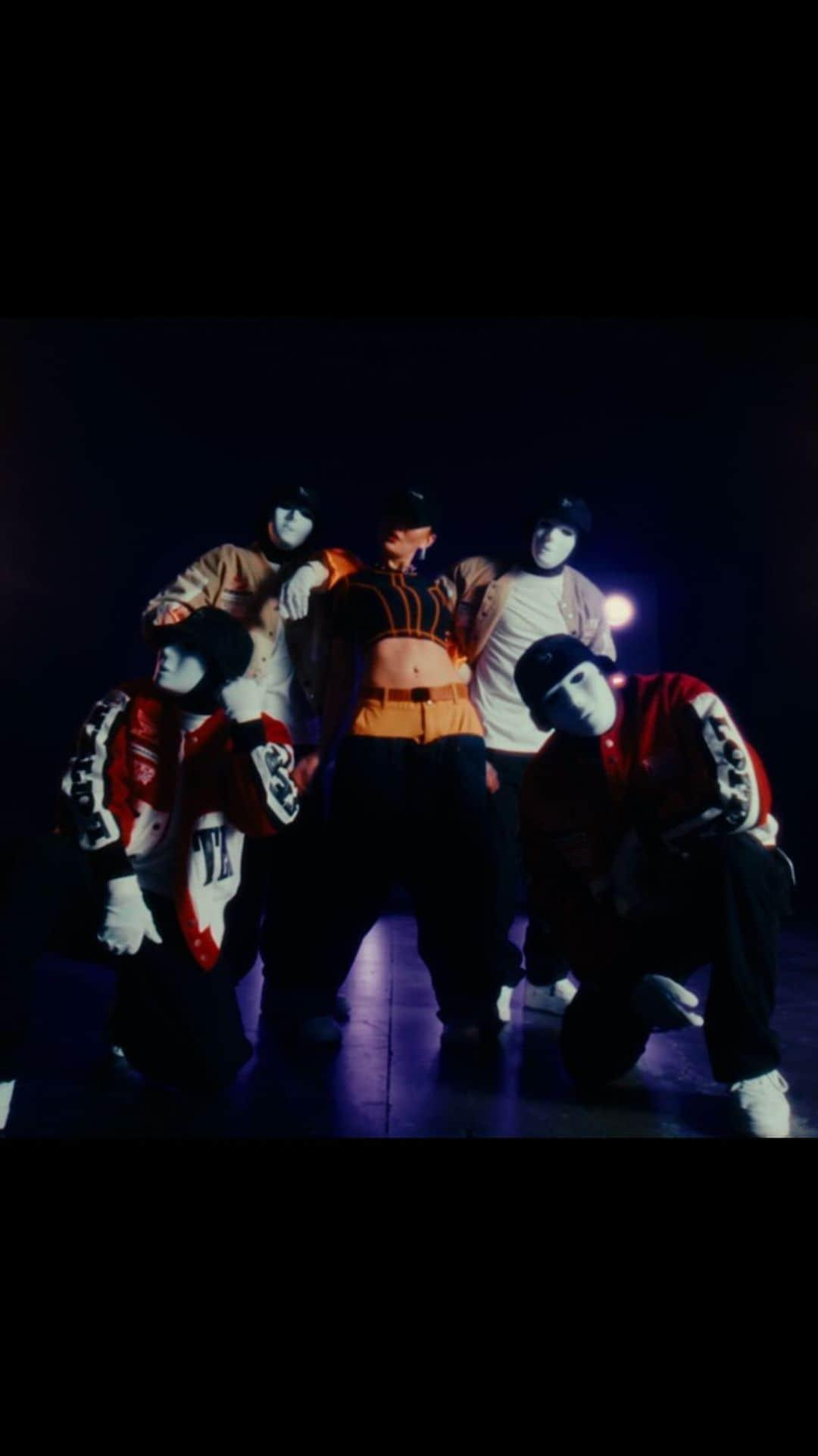 アグネス・モニカのインスタグラム：「Well heres a little preview…  @jabbawockeez u a real one!! Thanks for making me feel right at home in those 2 days in Vegas 😎🤍   Watch full version of our dance video on my youtube account or Jabbawockeez’s!   #AGNEZMO #GETLOOSE #AGNEZJABBAWOCKEEZ #WeFamNow」