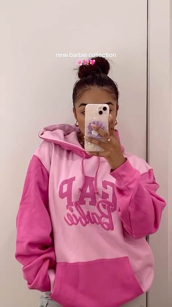 GAPのインスタグラム：「Always the icon 💞 We’ll obsess over that hoodie forever.」