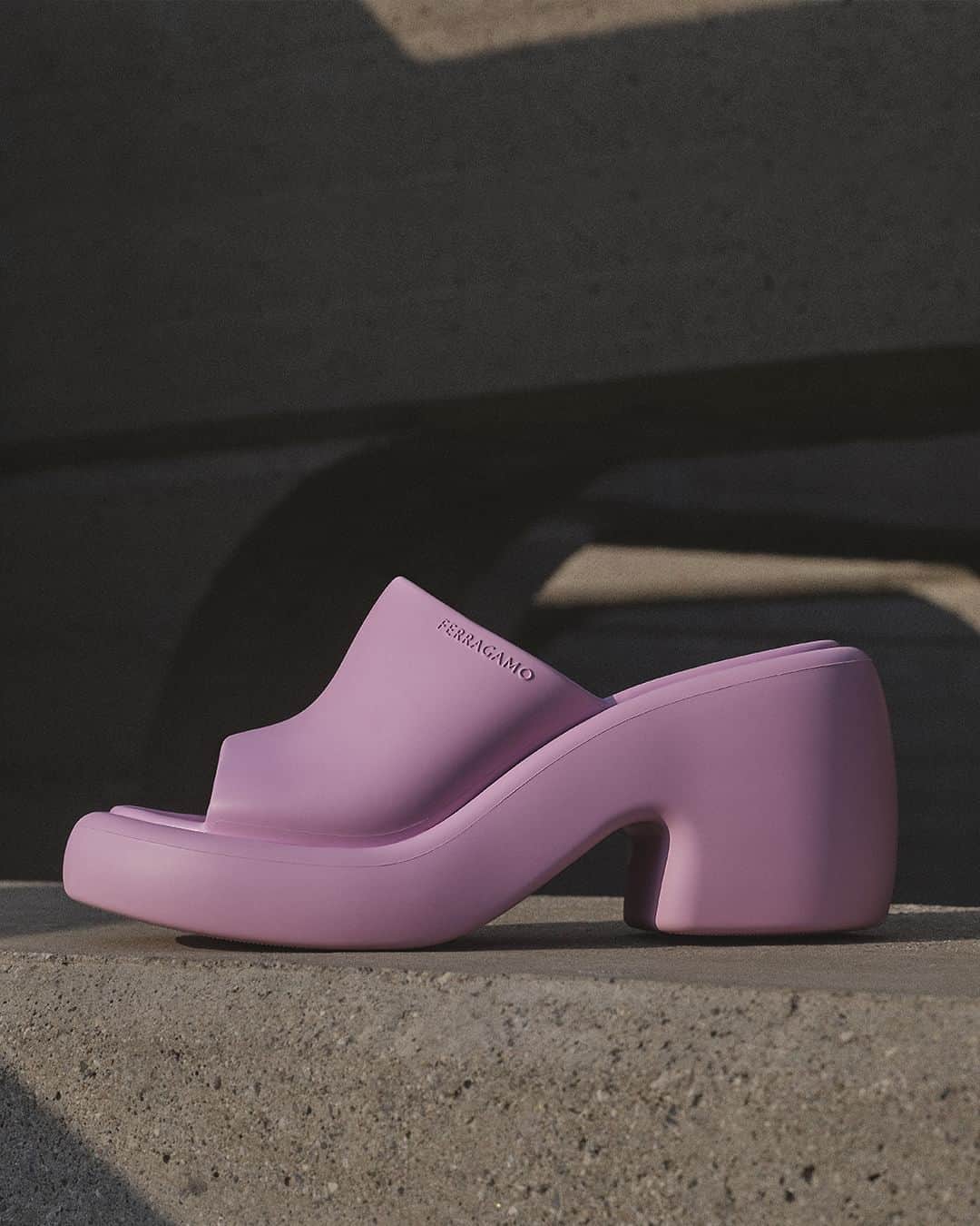 サルヴァトーレ・フェラガモのインスタグラム：「SOFT. #FERRAGAMOPF23」