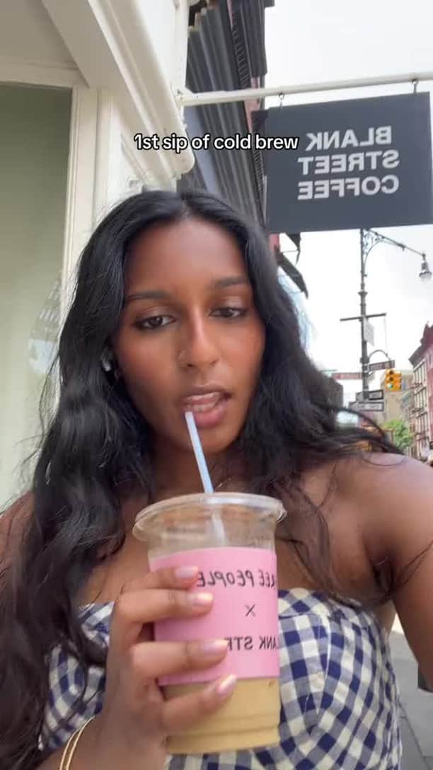 freepeopleのインスタグラム：「Summer Friday has started. Head to @blankstreet (and download the app) for a free iced coffee on us from 12 to 4 pm. Link in bio.」