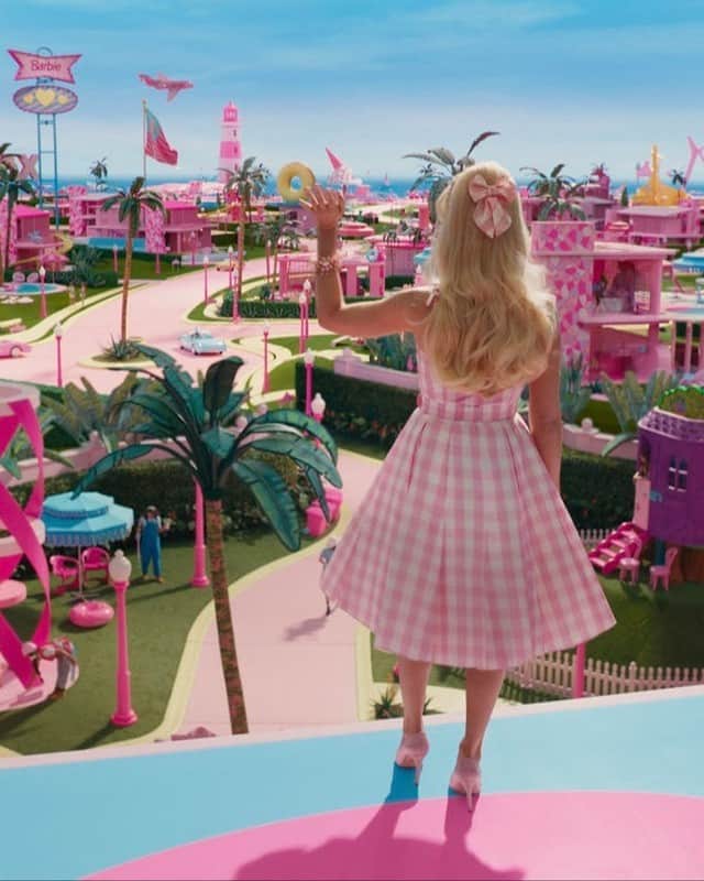 Harper's BAZAARさんのインスタグラム写真 - (Harper's BAZAARInstagram)「In 2023, Barbie has come to be so much more than a doll. Thanks to the new Greta Gerwig and Margot Robbie-helmed film adaptation, in theaters today, Barbie has evolved from being a toy to a full fledged state of mind. And at the center of it, aside from the film’s standout cast, is Barbieland, a fictional dreamscape reimagined by a team of four women in just 11 weeks.  Set decorator Katie Spencer, production designer Sarah Greenwood, costume designer Jacqueline Durran, and hair and makeup stylist Ivana Primorac didn’t receive any parameters on how to conceptualize the Barbie world—not even from Mattel. They approached the task with, what else, a dream house. Greenwood explains, “We bought a dream house, built it in the office, and played with it, and we suddenly learned more about the peculiar scale. For example, when Barbie puts her hand up, she can touch the ceiling, so the dolls are bigger than the objects around them. That’s why you see Barbie with the giant hairbrush and the toothbrush, with her toy box with Jacqueline’s costumes. We even made the lipsticks enormous because it’s small for the kids that play with them, but for Barbie, it’s huge.”  Ultimately, #Barbie doesn’t disappoint even in the tiniest of details. At the link in bio, the team breaks down everything that went into the making of the sure-to-be hit, from Ken’s “Mojo Dojo Casa House,” @dualipa’s mermaid wig, and the more than 50 shades of lipstick Margot Robbie wore throughout the movie.」7月22日 1時01分 - harpersbazaarus