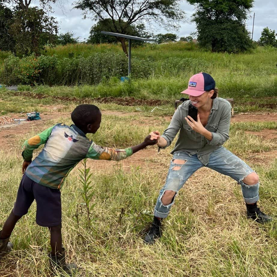 ブリアナ・エヴィガンのインスタグラム：「Behind the scenes having some fun while getting work done! 😁  Working with communities has the potential to create a ripple effect of positive change. When individuals make a difference in one person's life or in a community, it often inspires others to do the same.  What’s one good thing you have done with your community recently? Let us know below!   #wildlifeconservation #conservation #africa #communityfirst #foodsecurity #sustainability」