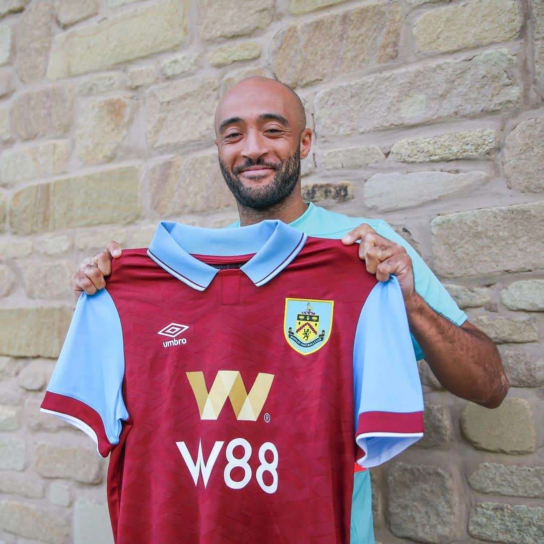 ネイサン・レドモンドのインスタグラム：「Delighted to have joined Burnley FC. Thanks for the warm welcome, I can’t wait to get started 😎💪🏽」