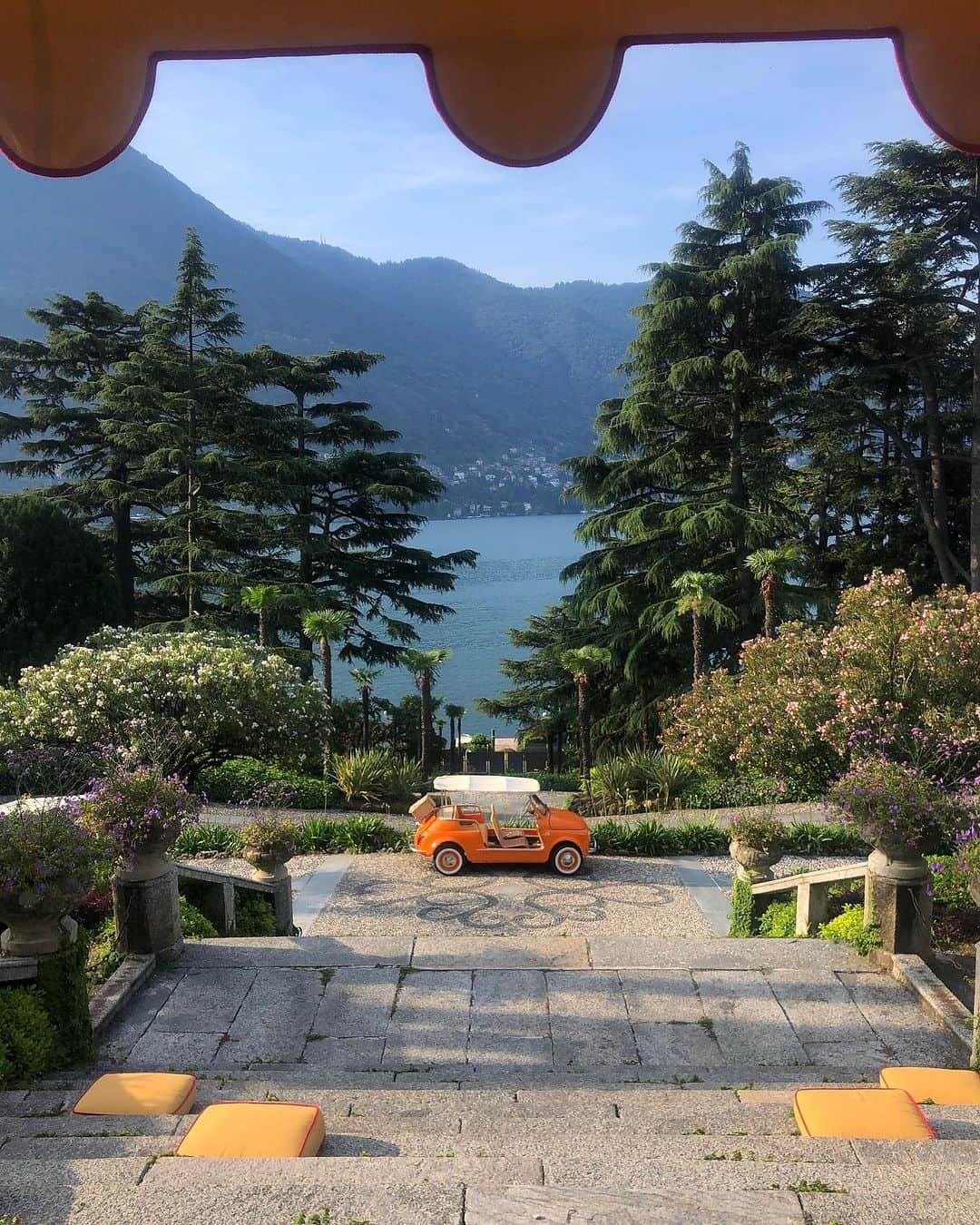 イモージェン・ケアンズのインスタグラム：「La dolce vita 🧡🩷💛 @passalacqualakecomo you were colourful #lakecomo #italy #passalacqualakecomo #luxurytravel thank you #skylark @ladoublej」