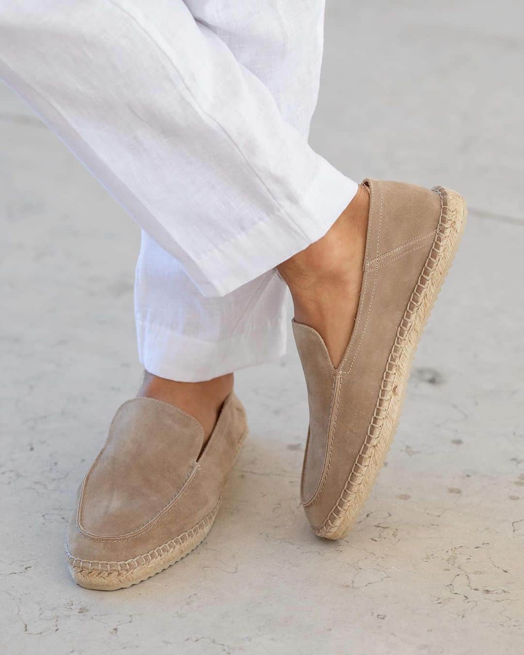 ALDO shoesさんのインスタグラム写真 - (ALDO shoesInstagram)「Keep your cool this summer in Palmo, our suede espadrilles that pair seemlessly with all your casual looks. Styled by @tiagofarianeto #AldoCrew #AldoShoesPortugal」7月22日 1時05分 - aldo_shoes
