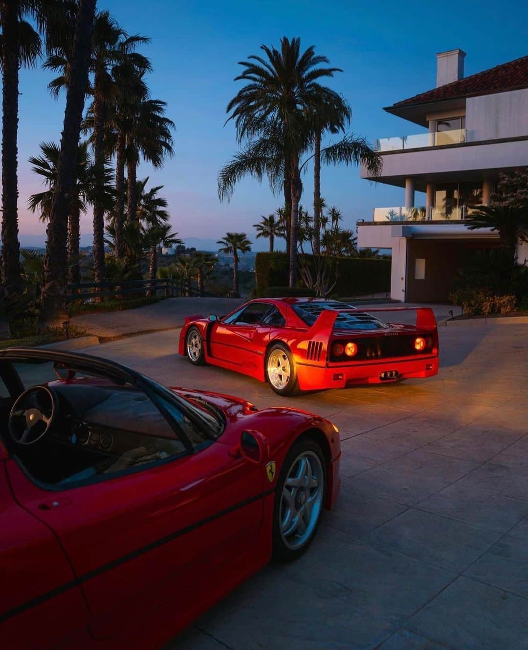 Ferrari USAさんのインスタグラム写真 - (Ferrari USAInstagram)「Two Ferrari icons for an iconic day. Happy #FerrariFriday!⁣ ⁣ #FerrariF40 #FerrariF50 #Ferrari⁣ ⁣ 📷: @jordanhexem」7月22日 1時10分 - ferrariusa