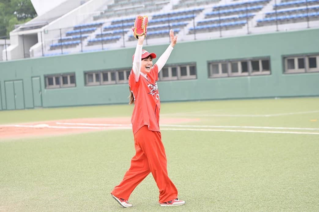 島谷ひとみさんのインスタグラム写真 - (島谷ひとみInstagram)「昨日は、私がオーナーを務める野球チーム『Hitmino Creap』対『Monstro』の試合でした❗️  この日はただの試合ではなく、これまた我々が立ち上げた芸能界STARリーグ⚾️のリーグ戦初日❗️  なんとしても勝って欲しかった初戦。  見事に勝利を収めてくれましたw  ファンの方もチラホラ応援に来てくれてたね^_^  どうもありがとう❤️  選手の力になったと思います。  私は、始球式、代打、ヤジ担当で参加しましたw  あーなんでだろ。  少し筋肉痛www  なんにもしてなーいw  いろんな職業の人が一つになって戦う野球！  スタッフ、ミュージシャン、芸人、俳優、スポーツ選手、プロ野球選手、プロデューサー、社長...etc  エンタメ業界のあらゆる職業がシャッフル！ 普段は私が選手！ この時はスタッフが選手！ 新たな繋がり。。。  実に面白い‼️  なぜ、私がこれを立ち上げたのか⁉️  それは未来に描かれます。  お楽しみに〜‼️  リーグ戦は11月まで続きます。  みなさま応援よろしくお願いしまーす⚾️  #芸能人STARリーグ‼️ #野球 #Hitmino creap #島谷製作所 #島谷オーナー #島谷ひとみ #スポンサー募集中 #芸能界野球チームエントリー受付中❗️w」6月28日 10時19分 - shimatani_hitomi_official