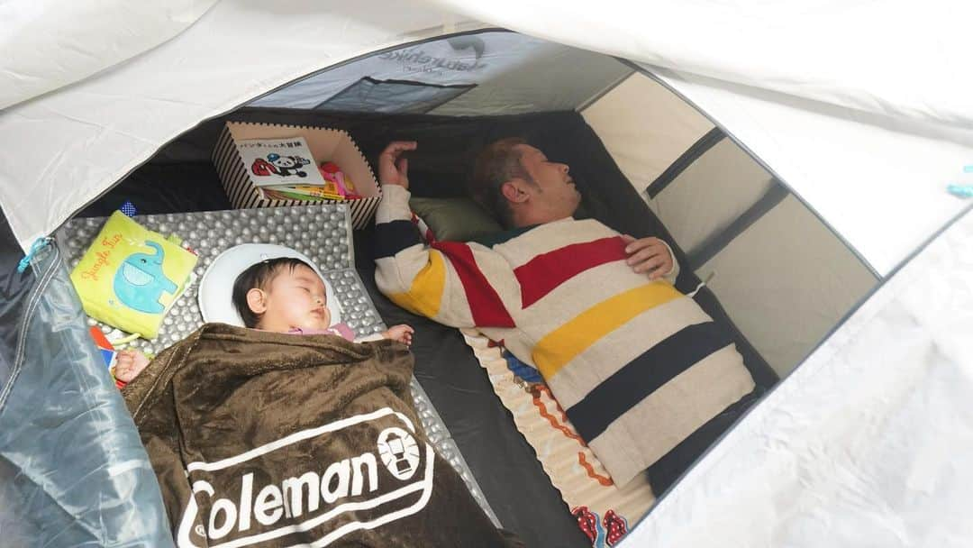 グッピーこずえさんのインスタグラム写真 - (グッピーこずえInstagram)「長女の時のお家キャンプ⛺️又やりたいなぁ🥰 以外とワクワクするんよな、お家キャンプって🏕 ちょこんと座ってるんめっちゃ可愛いな〜🥰 焼鳥焼いたりメスティンカルボナーラ作ったりしたなぁ😆 今度やる時はこの白いテントでキャンプシアターやりたい😆 それにしてもちょこんと座ってめっちゃ可愛いなぁ…。 この時の動画YouTubeにあるので良かったら暇つぶしに見てください。管理人のオッサンのシーンがオススメ😆 #お家キャンプ　 #部屋キャン #ベビキャン #子連れキャンプ #ママキャンパー　 #ママキャンパーと繋がりたい  #ママキャンパー芸人」6月28日 10時16分 - gupikozu