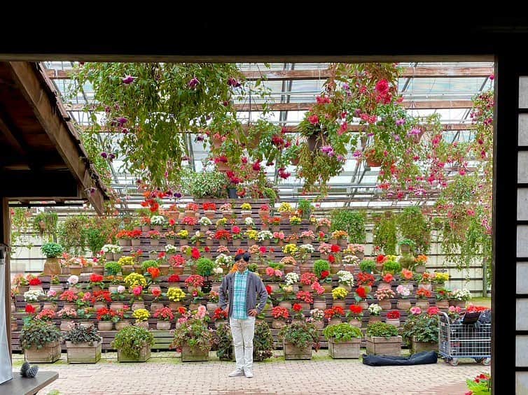 依田司さんのインスタグラム写真 - (依田司Instagram)「6月28日(水) 静岡県富士宮市にある花と鳥の楽園『富士花鳥園』から。 雨や暑さを気にせず、いち年を通して、美しい花を観賞することができます。色鮮やかに咲き誇るベゴニアは小ぶりのものから大輪のものまで、およそ１２００株。また、天井から吊るされているのは、イヤリングのような「フクシア」。その咲き姿から、古代インカでは「女王の耳飾り」とも呼ばれていました。 そして園内には、７６種３２０羽の鳥が暮らしています。今朝は、フクロウやコールダックと触れ合ってきましたよ。  #富士花鳥園 #DoCLASSE #ドゥクラッセ #依田さん #依田司 #お天気検定 #テレビ朝日 #グッドモーニング #気象予報士 #お天気キャスター #森林インストラクター #グリーンセイバーアドバンス #プロジェクトワイルド #IPCC伝導者 #japan #japantrip #japantravel #unknownjapan #japanAdventure #japanlife #lifeinjapan #instagramjapan #instajapan #療癒 #ilovejapan #weather #weathercaster #weatherforecast」6月28日 8時44分 - tsukasa_yoda