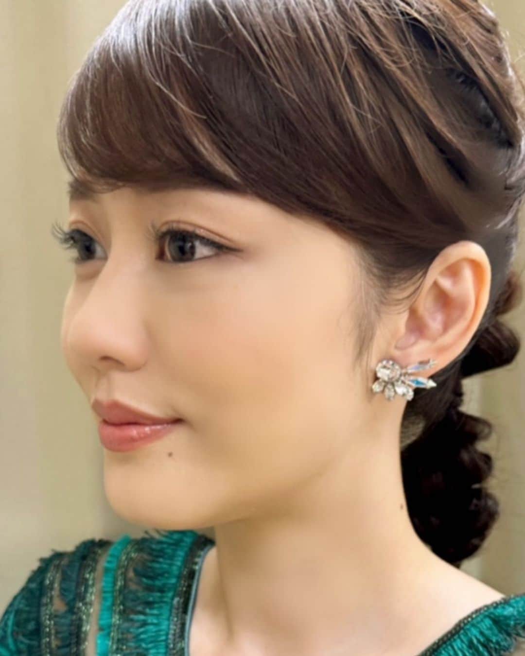 丘みどりのインスタグラム：「うたコンありがとうございました！ 大好きなプレイバックPart2を歌わせていただきました！ めっちゃタイプのドレスとイヤリングでした♡  #丘みどり #@masaejewelry」