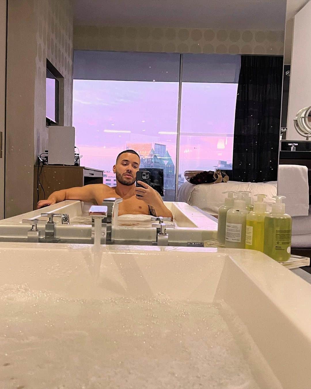 プリンス・ロイスのインスタグラム：「Me acompañas? 🌙」