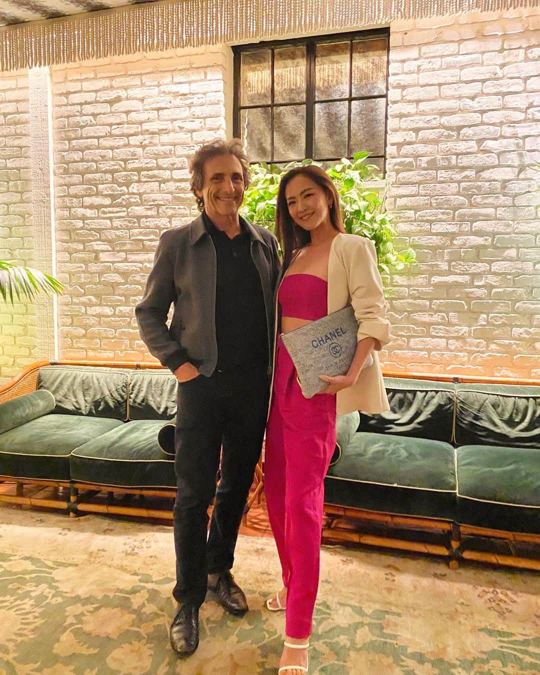 西内ひろのインスタグラム：「I met @lawrencebender  in LA, It was exciting to hear about Hollywood movie stories🎞️ Thank you very much Mr Lawrence.  LAではハリウッドプロデューサーでもあるLawrence Benderさんともお会いしました。  アカデミー歌曲賞も受賞された『不都合な真実』や、日本でも有名な『キルビル』や『88ミニッツ』など多くのムービーをプロデュースされています。 　  プロデュース業についても色々お伺いすることができ、貴重な時間でした。  同じ業種でも、違う国や様々な角度から見るとまた違って見えたり  視野が広がってとても面白いなぁと 最近強く感じています。  夢が広がる✨  #hollywood  #la」