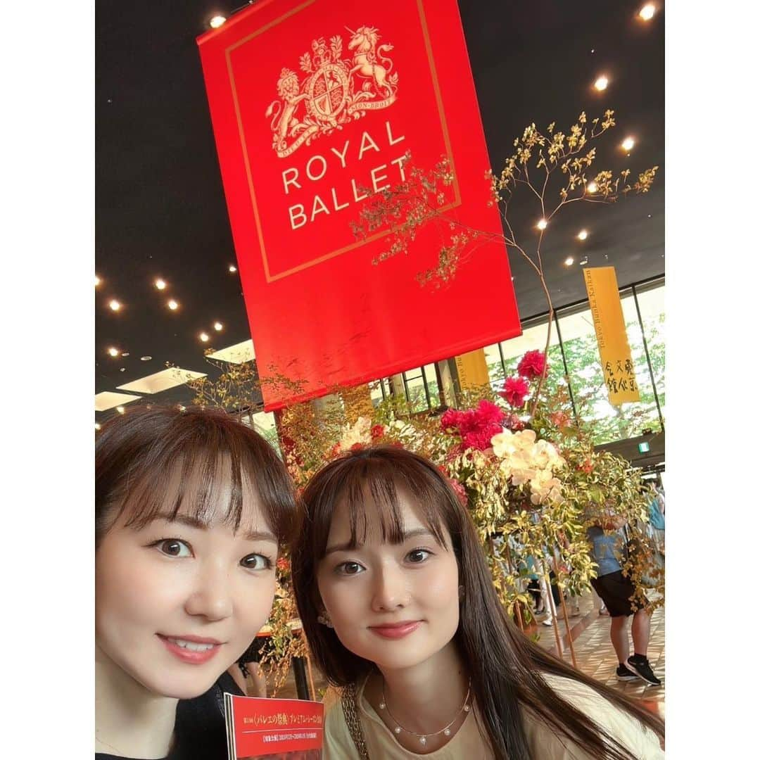 伊藤友季子さんのインスタグラム写真 - (伊藤友季子Instagram)「🇬🇧🇯🇵❤️ 　 英国ロイヤル・バレエ団 Royal Celebration 2023.6.25 　 4年ぶりの来日公演♫ 題名の通り、祝福ムードに包まれて 充実した素晴らしいプログラムでした！ ロイヤルの人気ぶりと多くのバレエファンに 愛されていることを改めて肌で感じました。 　 作品の感想や記録用メモ📝  ◾️”FOR FOUR” ウィールドン2006年振付作品。日本初演。 当時、バレエ界のスターだったイーサン・スティーフェル、ヨハン・コボー、アンヘル・コレーラ、ニコライ・ツィスカリーゼの為に作られた作品。 はじめの美しいシルエットから目を奪われる。 ロイヤルのダンサーが見られる実感があまり湧いていなかったので、思わず「わぁ、本物だー」と興奮する。 シューベルトの「死と乙女」の旋律にのせて 4人の男性がそれぞれの持ち味を生かして身体を自由自在に操って伸び伸びと生き生きと踊っていて、踊る喜びに満ち溢れていた。目と心の保養。 多様で魅力的なダンサーが集まっているからこそ上演できる作品。刺繍のような装飾が施されたお衣裳も素敵。 これを一番目の幕開け作品に選ぶのも新しい時代の流れを感じた。  ◾️「プリマ」 昨年、世界初演されて気になっていたヴァレンティノ・ズケッティ振付作品。 ファーストソリストとして活躍しながら、意欲的に創作活動もしているヴァレンティノは、ロイヤルに新しい風を吹き込んでいるように思う。 贅沢に4人の女性プリンシパルをキャスティング。始めからぞくぞくするほどかっこよくて息をするのも忘れるくらい、魅入っていたらあっという間に終わってしまった。 ダンサー目線でそれぞれのことをよく理解していて常に近い距離感で接しているからこそ、個々の特徴をより生かすことができて、彼自身もすごく多面的な表現が出来るダンサーだから、生まれる振付があるんだろうなと感じた。 お衣裳がファッションショーに出てきそうなくらいお洒落で、鮮やかな色遣いに元気をもらった。 何年ぶりかの扶生ちゃんの舞台姿、足先、手先の隅々まで身体のラインが溜息が出るほど美しく、魅力が爆発していた。長いドレスが似合っていて動く度にスカートの動きがかっこいい（踊るのは大変だっただろうなぁ）また扶生ちゃんの全幕も見たい！  ◾️「田園の出来事」 お人形のお家のようなセットとお衣裳。 アシュトンらしい、ロイヤルらしい演目。 ラウラ・モレーラの引退前最後の踊り（ラストは姫路公演）が観られて感動。 ロイヤルのバレエ学校時代、スクールパフォーマンスで「二羽の鳩」のジプシーを踊った時の衝撃が今でも残っている。 バレエ団では数少ない生粋のロイヤルスタイルを体現できるダンサー。特にアシュトンとマクミラン作品でみせる表現力、演技力、上半身の使い方が素晴らしい。これからはコーチとして活動されると聞いて嬉しかった。 ヴァディムやメガンなど、周りのキャストもはまり役で、田舎のゆったりとまったりと流れる空気感まで伝わってきた。初めて見たリアム、踊り心があって良いダンサーだなぁと思った。 全員が役者でセリフが聞こえてきそうなくらい、演劇か映画を見ているようだった。  ◾️「ジュエルズ」より”ダイヤモンド” バランシン振付。 幕が開く前から楽しみすぎてドキドキそわそわ。早い段階からオペラグラスのピントを念入りに確認していたらひとちゃんに突っ込まれる笑 コールド付きのダイヤモンドはなかなか見られないので、貴重。日本人ダンサーが何人も出ていて嬉しかった。個々のレベルが高くて華やか。 ただ茜ちゃんとスティーブンが登場した瞬間、さらに輝いて洗練されている二人の存在感に圧倒された。本物のダイヤより眩しくて、品があって、あまりの綺麗さに涙が溢れた。二人とも初役とは思えないくらい自分のものにしていた。 音楽的で、隙のない丁寧で正確なテクニック、バレエに対するものすごい情熱と湧き出るエネルギーを感じて、胸が熱くなった。ふたりが一緒に踊る演目を何度か見てきたけど、このパートナーシップはやっぱり好きだなぁと感じた。　  　 ロミジュリは見られないので残念ですが、またロンドン行きも近いうちに計画したいなーと思ったのでした🇬🇧✈️ オペラハウスの劇場が恋しい。。 しばらく余韻に浸りながらがんばれそうです💎💭 　 遠い地まで来て 素晴らしい舞台をありがとう🥹❤️  行列に並んでゲットした 日本ツアー記念Ｔシャツもお気に入り♡ 　 　 　 　 #英国ロイヤルバレエ団 #日本ツアー #ロイヤルバレエ団 #theroyalballet #japantour2023」6月28日 9時07分 - yukiko_xx