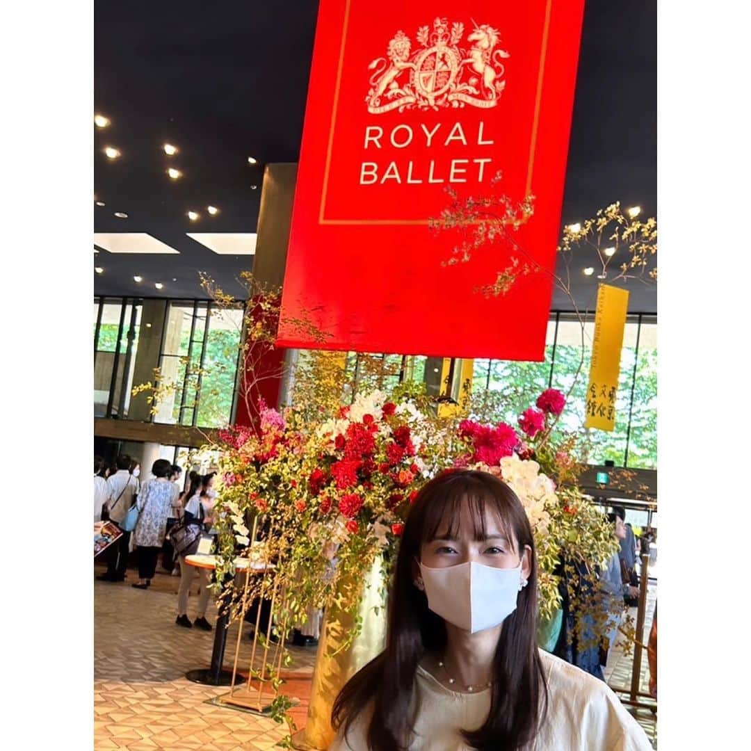 伊藤友季子さんのインスタグラム写真 - (伊藤友季子Instagram)「🇬🇧🇯🇵❤️ 　 英国ロイヤル・バレエ団 Royal Celebration 2023.6.25 　 4年ぶりの来日公演♫ 題名の通り、祝福ムードに包まれて 充実した素晴らしいプログラムでした！ ロイヤルの人気ぶりと多くのバレエファンに 愛されていることを改めて肌で感じました。 　 作品の感想や記録用メモ📝  ◾️”FOR FOUR” ウィールドン2006年振付作品。日本初演。 当時、バレエ界のスターだったイーサン・スティーフェル、ヨハン・コボー、アンヘル・コレーラ、ニコライ・ツィスカリーゼの為に作られた作品。 はじめの美しいシルエットから目を奪われる。 ロイヤルのダンサーが見られる実感があまり湧いていなかったので、思わず「わぁ、本物だー」と興奮する。 シューベルトの「死と乙女」の旋律にのせて 4人の男性がそれぞれの持ち味を生かして身体を自由自在に操って伸び伸びと生き生きと踊っていて、踊る喜びに満ち溢れていた。目と心の保養。 多様で魅力的なダンサーが集まっているからこそ上演できる作品。刺繍のような装飾が施されたお衣裳も素敵。 これを一番目の幕開け作品に選ぶのも新しい時代の流れを感じた。  ◾️「プリマ」 昨年、世界初演されて気になっていたヴァレンティノ・ズケッティ振付作品。 ファーストソリストとして活躍しながら、意欲的に創作活動もしているヴァレンティノは、ロイヤルに新しい風を吹き込んでいるように思う。 贅沢に4人の女性プリンシパルをキャスティング。始めからぞくぞくするほどかっこよくて息をするのも忘れるくらい、魅入っていたらあっという間に終わってしまった。 ダンサー目線でそれぞれのことをよく理解していて常に近い距離感で接しているからこそ、個々の特徴をより生かすことができて、彼自身もすごく多面的な表現が出来るダンサーだから、生まれる振付があるんだろうなと感じた。 お衣裳がファッションショーに出てきそうなくらいお洒落で、鮮やかな色遣いに元気をもらった。 何年ぶりかの扶生ちゃんの舞台姿、足先、手先の隅々まで身体のラインが溜息が出るほど美しく、魅力が爆発していた。長いドレスが似合っていて動く度にスカートの動きがかっこいい（踊るのは大変だっただろうなぁ）また扶生ちゃんの全幕も見たい！  ◾️「田園の出来事」 お人形のお家のようなセットとお衣裳。 アシュトンらしい、ロイヤルらしい演目。 ラウラ・モレーラの引退前最後の踊り（ラストは姫路公演）が観られて感動。 ロイヤルのバレエ学校時代、スクールパフォーマンスで「二羽の鳩」のジプシーを踊った時の衝撃が今でも残っている。 バレエ団では数少ない生粋のロイヤルスタイルを体現できるダンサー。特にアシュトンとマクミラン作品でみせる表現力、演技力、上半身の使い方が素晴らしい。これからはコーチとして活動されると聞いて嬉しかった。 ヴァディムやメガンなど、周りのキャストもはまり役で、田舎のゆったりとまったりと流れる空気感まで伝わってきた。初めて見たリアム、踊り心があって良いダンサーだなぁと思った。 全員が役者でセリフが聞こえてきそうなくらい、演劇か映画を見ているようだった。  ◾️「ジュエルズ」より”ダイヤモンド” バランシン振付。 幕が開く前から楽しみすぎてドキドキそわそわ。早い段階からオペラグラスのピントを念入りに確認していたらひとちゃんに突っ込まれる笑 コールド付きのダイヤモンドはなかなか見られないので、貴重。日本人ダンサーが何人も出ていて嬉しかった。個々のレベルが高くて華やか。 ただ茜ちゃんとスティーブンが登場した瞬間、さらに輝いて洗練されている二人の存在感に圧倒された。本物のダイヤより眩しくて、品があって、あまりの綺麗さに涙が溢れた。二人とも初役とは思えないくらい自分のものにしていた。 音楽的で、隙のない丁寧で正確なテクニック、バレエに対するものすごい情熱と湧き出るエネルギーを感じて、胸が熱くなった。ふたりが一緒に踊る演目を何度か見てきたけど、このパートナーシップはやっぱり好きだなぁと感じた。　  　 ロミジュリは見られないので残念ですが、またロンドン行きも近いうちに計画したいなーと思ったのでした🇬🇧✈️ オペラハウスの劇場が恋しい。。 しばらく余韻に浸りながらがんばれそうです💎💭 　 遠い地まで来て 素晴らしい舞台をありがとう🥹❤️  行列に並んでゲットした 日本ツアー記念Ｔシャツもお気に入り♡ 　 　 　 　 #英国ロイヤルバレエ団 #日本ツアー #ロイヤルバレエ団 #theroyalballet #japantour2023」6月28日 9時07分 - yukiko_xx