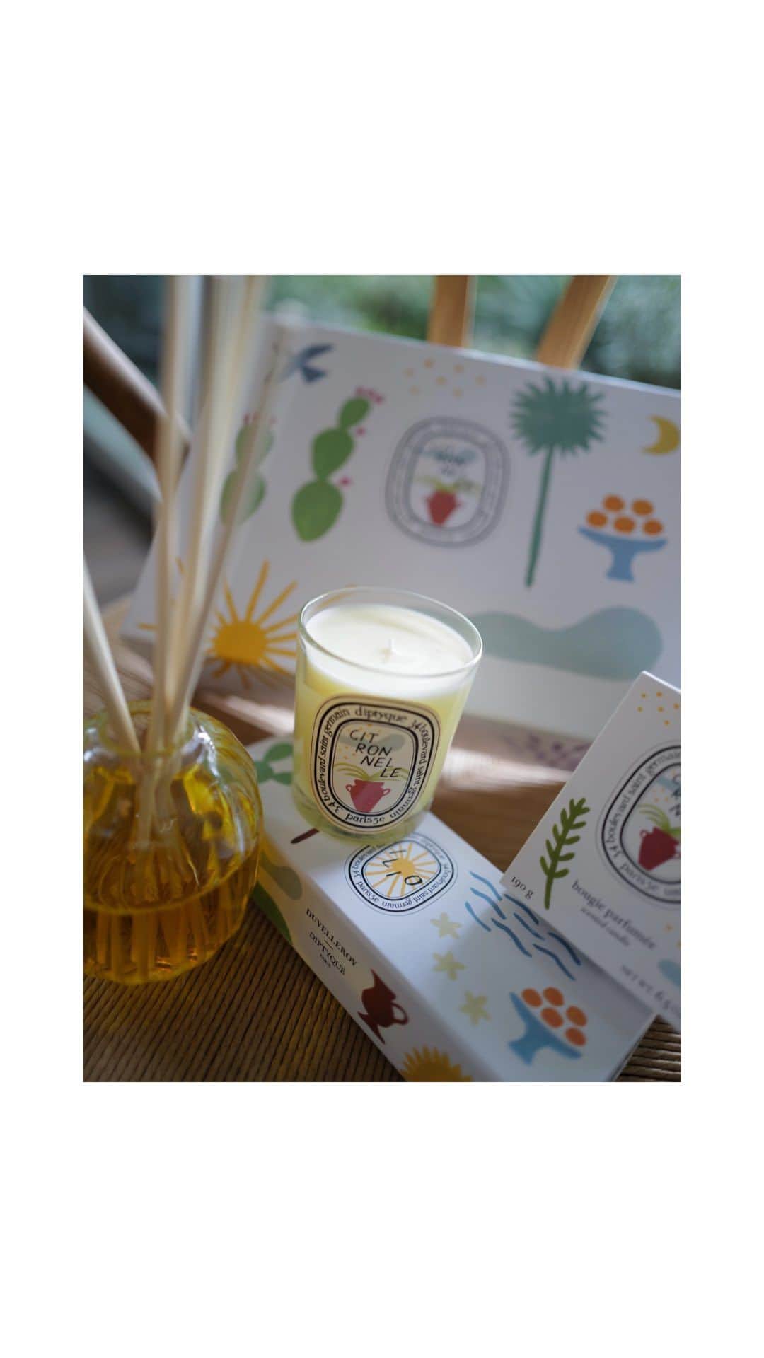 JUNNAのインスタグラム：「@diptyque の夏を象徴する香り 季節限定のCitronnelle（シトロネル）の香り  バーベナ、ネロリ、オレンジブロッサムが香って、フローラルノートとレモンの香りがあとからバランスよく調和し爽やかな夏の風が室内に吹き抜ける様🌬️  アメリカ人のアーティスト @erik.winkowski  が手掛けた限定のボックス。 毎年この限定BOXが可愛くて、レターセット入れや文房具入れなどにして集めています🍉  お洋服は #ETREコットンリネンクロップド2wayブラウス #ETREコットンリネンボリュームパンツ  #diptyque  #diptyqueparis」