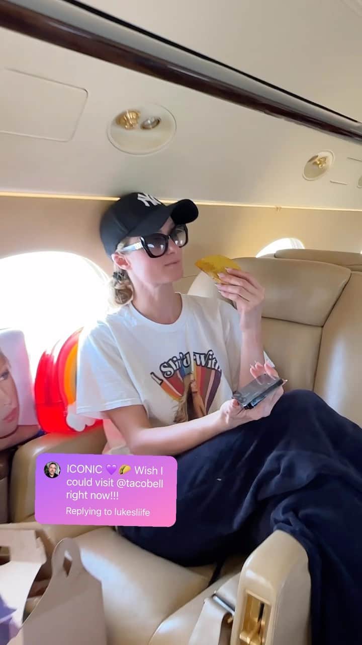 パリス・ヒルトンのインスタグラム：「From fast food to first class dining🌮✈️ Enjoying my #TacoTuesday from 40,000 feet up with @TacoBell 🔥🌮💕 #ThatsHot」