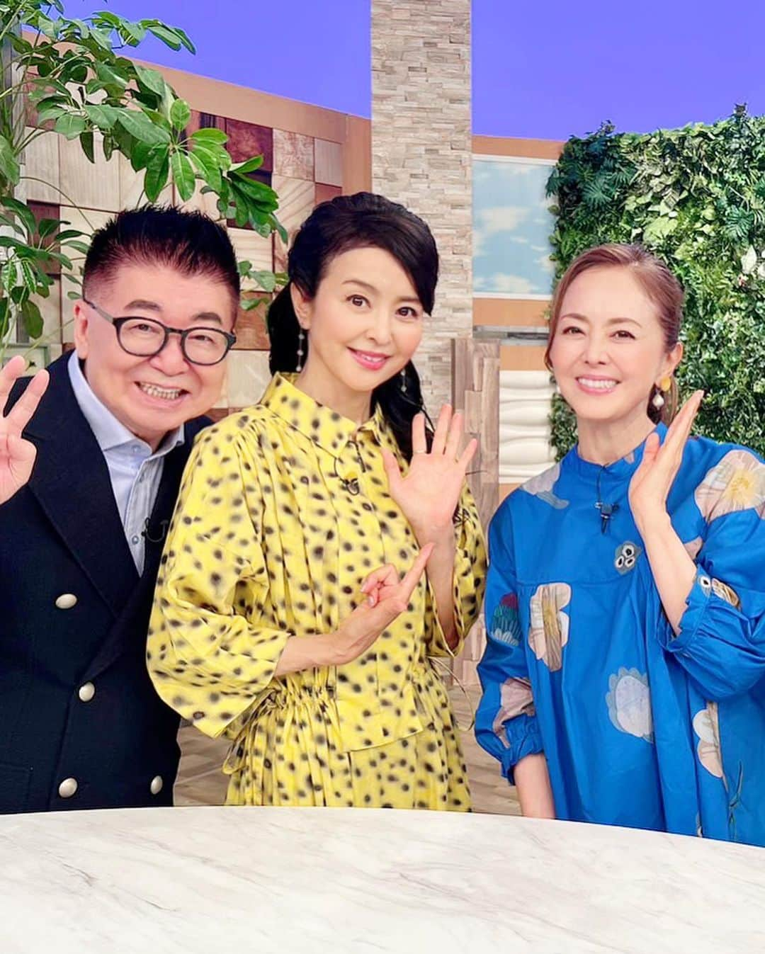 大桃美代子さんのインスタグラム写真 - (大桃美代子Instagram)「舞台裏から失礼いたします。  春香クリスティーンちゃんにお会いしたら、  ママになっていました。😀  お人形さんみたいなルックスに、  クレバーな頭脳。  トリリンガルどころか、  5ヶ国語を話す、本物の才女。  大好きになりました。  真美さん、お久しぶりです。  ドン、生島さんの情報のとり方真似するため、一つある事を登録しました。  専門家とつながるって大事ですね。  芸能界は、井の中の🐸になりがち。  恵まれた環境が当たり前になっているので、  自分を律しないと。。感謝です。  プロの方に、  直にお聞きすると、何百万円の価値をいただけます。  コンサルしていただいたようなものです。  ありがとうございます。  みなさん、未来を変えたかってたら、  自分に入る情報を変えないといけないって、  知ってますか？  目標設定したら、脳の仕組みでRASが働き、  必要なものを集め出す。  今までと違うものに強く反応を始めます。  付き合う人も、行く場所も、目にする情報も変わり始めます。  私も付き合う人が変わりました。  出会わない人と、出会い始めるからです。  自分が目指す物をすでに達成している人と、  会うようになるし、  どう過ごしているか？が分かるようになるのです。  有限な時間をどうハックして行くか？  これしかないのですよ！  それには、メンターと、コーチングがすごく役立つ。  私もコーチと話して、目標が変わってしまいました。（コーチはコーチをつける）  「ちょっと、待ってよ」と自分にツッコミ入れたくなるゴール。  ブルブルします。  怖い😱。  怖いは魂のGO!  ちょっと、待ってよ！  まだ言うか、、、。  新しい契約、今日じゃん。  きゃー怖い😱でも大丈夫。  あ、芸能界の話でしたね。。。  話を戻します。  刺激があると、新しい自分が見えてくる。。。  今日も、新しい事何かしてみましょうね。  では、行ってらっしゃい！  ファイティン！  #時事#健康#趣味#芸能界#コーチング#目標設定#怖いはgo#サプリ#新しいステージ#お金は手段の選択肢を増やす#」6月28日 9時23分 - miyoko_omomo