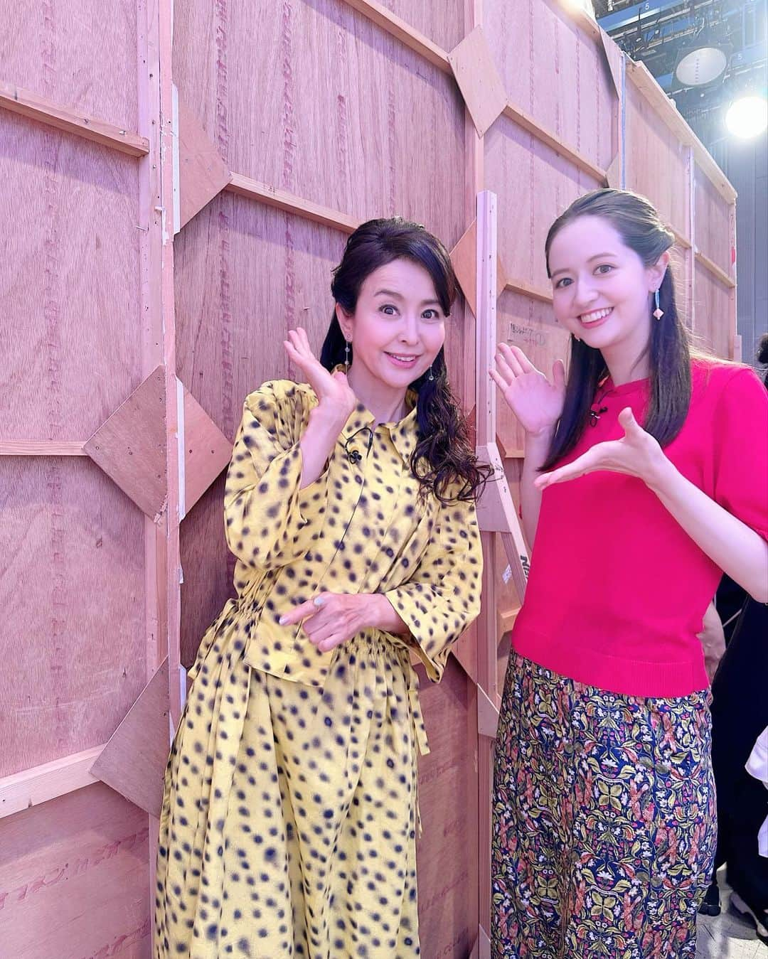 大桃美代子さんのインスタグラム写真 - (大桃美代子Instagram)「舞台裏から失礼いたします。  春香クリスティーンちゃんにお会いしたら、  ママになっていました。😀  お人形さんみたいなルックスに、  クレバーな頭脳。  トリリンガルどころか、  5ヶ国語を話す、本物の才女。  大好きになりました。  真美さん、お久しぶりです。  ドン、生島さんの情報のとり方真似するため、一つある事を登録しました。  専門家とつながるって大事ですね。  芸能界は、井の中の🐸になりがち。  恵まれた環境が当たり前になっているので、  自分を律しないと。。感謝です。  プロの方に、  直にお聞きすると、何百万円の価値をいただけます。  コンサルしていただいたようなものです。  ありがとうございます。  みなさん、未来を変えたかってたら、  自分に入る情報を変えないといけないって、  知ってますか？  目標設定したら、脳の仕組みでRASが働き、  必要なものを集め出す。  今までと違うものに強く反応を始めます。  付き合う人も、行く場所も、目にする情報も変わり始めます。  私も付き合う人が変わりました。  出会わない人と、出会い始めるからです。  自分が目指す物をすでに達成している人と、  会うようになるし、  どう過ごしているか？が分かるようになるのです。  有限な時間をどうハックして行くか？  これしかないのですよ！  それには、メンターと、コーチングがすごく役立つ。  私もコーチと話して、目標が変わってしまいました。（コーチはコーチをつける）  「ちょっと、待ってよ」と自分にツッコミ入れたくなるゴール。  ブルブルします。  怖い😱。  怖いは魂のGO!  ちょっと、待ってよ！  まだ言うか、、、。  新しい契約、今日じゃん。  きゃー怖い😱でも大丈夫。  あ、芸能界の話でしたね。。。  話を戻します。  刺激があると、新しい自分が見えてくる。。。  今日も、新しい事何かしてみましょうね。  では、行ってらっしゃい！  ファイティン！  #時事#健康#趣味#芸能界#コーチング#目標設定#怖いはgo#サプリ#新しいステージ#お金は手段の選択肢を増やす#」6月28日 9時23分 - miyoko_omomo