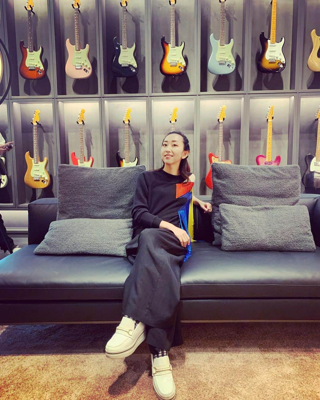 Rie fuさんのインスタグラム写真 - (Rie fuInstagram)「#fenderflagshiptokyo opening🎸  フェンダー初の旗艦店「FENDER FLAGSHIP TOKYO」オープン🎸🎉 カフェやイベントスペース、カスタムショップなど、音楽への愛情が詰まった素晴らしい空間。建築は新居を手がけていただいた@klein_dytham_architecture  The first Fender flagship store, with a cafe, event space, custom shop, a haven for music lovers created by the brilliant @klein_dytham_architecture  #fender #flagship #opening #tokyo #harajuku #omotesando #フェンダー」6月28日 9時24分 - riefuofficial