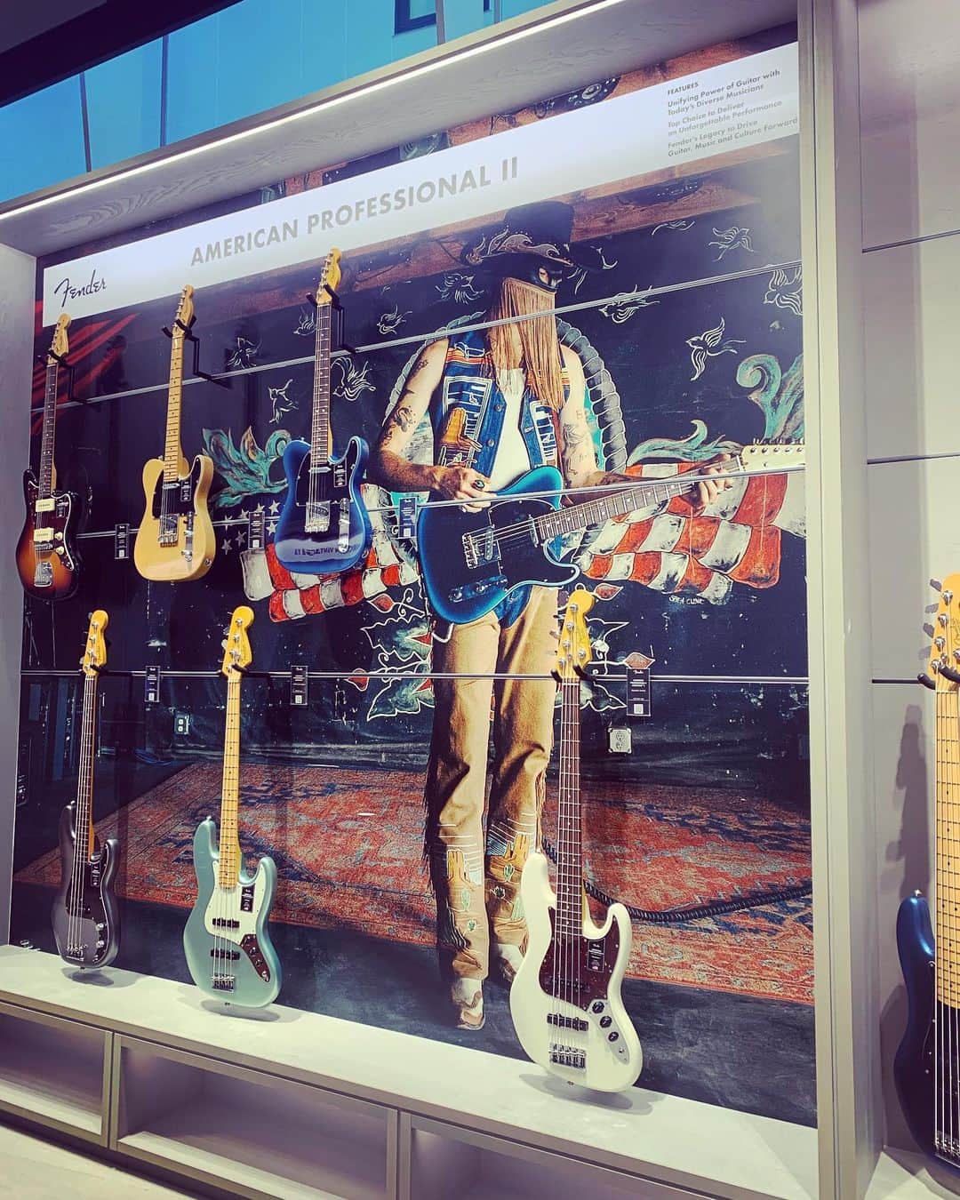 Rie fuさんのインスタグラム写真 - (Rie fuInstagram)「#fenderflagshiptokyo opening🎸  フェンダー初の旗艦店「FENDER FLAGSHIP TOKYO」オープン🎸🎉 カフェやイベントスペース、カスタムショップなど、音楽への愛情が詰まった素晴らしい空間。建築は新居を手がけていただいた@klein_dytham_architecture  The first Fender flagship store, with a cafe, event space, custom shop, a haven for music lovers created by the brilliant @klein_dytham_architecture  #fender #flagship #opening #tokyo #harajuku #omotesando #フェンダー」6月28日 9時24分 - riefuofficial