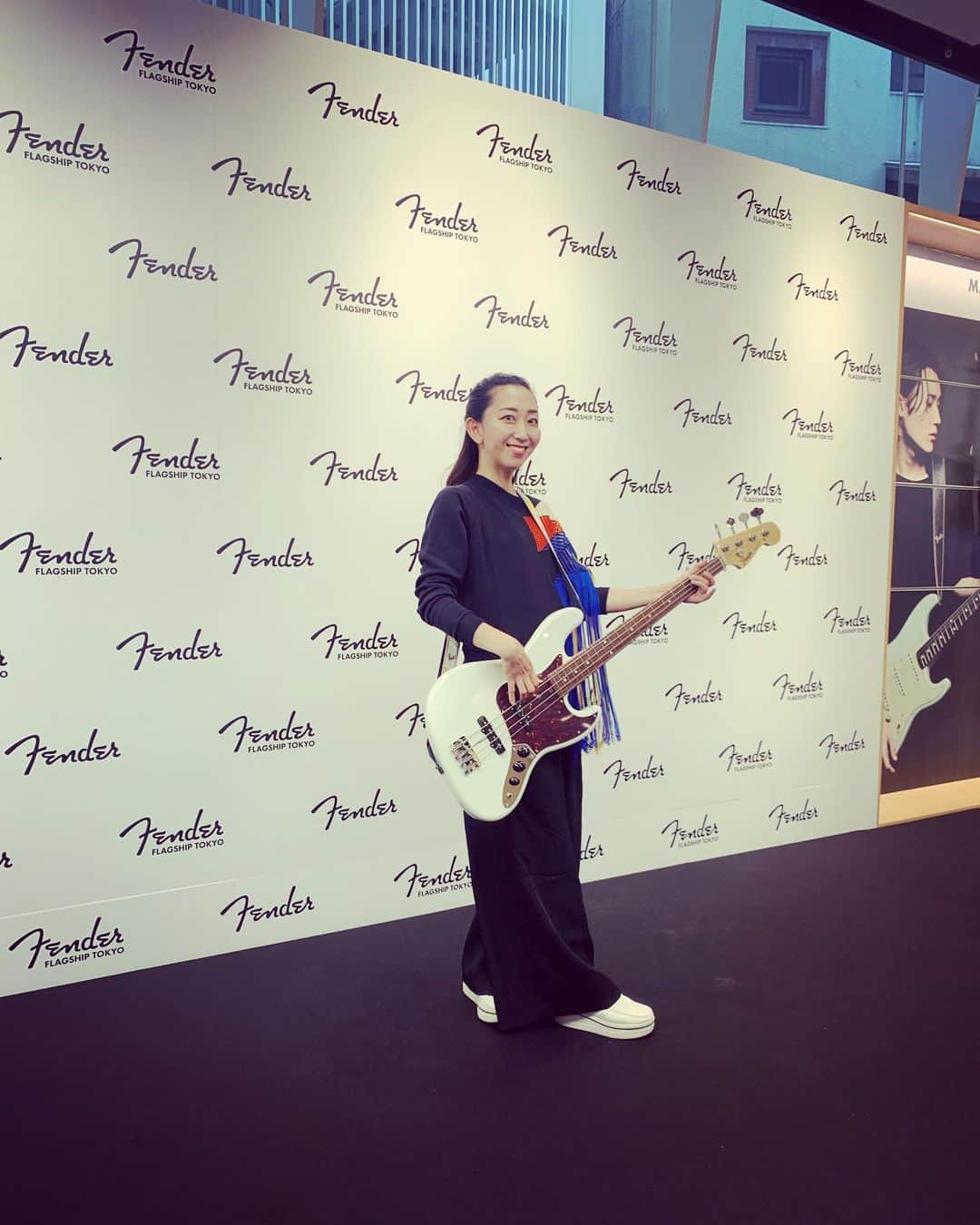 Rie fuのインスタグラム：「#fenderflagshiptokyo opening🎸  フェンダー初の旗艦店「FENDER FLAGSHIP TOKYO」オープン🎸🎉 カフェやイベントスペース、カスタムショップなど、音楽への愛情が詰まった素晴らしい空間。建築は新居を手がけていただいた@klein_dytham_architecture  The first Fender flagship store, with a cafe, event space, custom shop, a haven for music lovers created by the brilliant @klein_dytham_architecture  #fender #flagship #opening #tokyo #harajuku #omotesando #フェンダー」