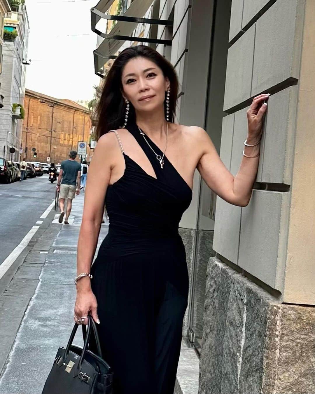 Taki Tanakaのインスタグラム：「#aboutyesterday #milano🇮🇹   1.2.#ootd #outfitoftheday #outfit  dress,earrings #N21 necklace,bag #hermes shoes #valentino #良いもの好きなものを長く愛そう   3.4.5.6.7.8.9.10 話題のお店 @beefbar_milano にて。 私より1日遅れてミラノに戻ってきたN21ロベルトCEOと奥さん @natalianiki ナタリアと楽しい夜。  6/21福岡イベント→23東京イベント2本→翌日24深夜からヨーロッパに出発という、なかなかのハードスケジュールを無事に終えて(旅はまだこれからですが)ホッと一息。  #izastagram」