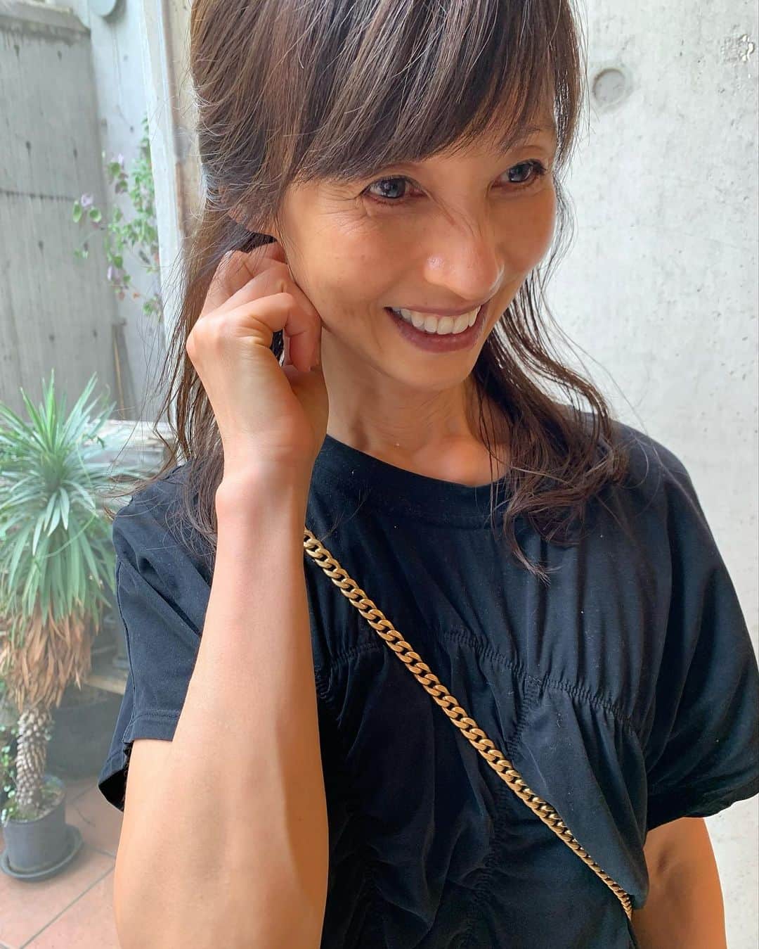 花田美恵子さんのインスタグラム写真 - (花田美恵子Instagram)「5週間ぶり カラーリングとカットに行きました✂️  美容院に行くこと 何も言ってなかったけど 帰って来たらちゃんと気付いてくれました✨  家族でも そういう気づき 意外と大事です😊  それと... 前髪の分け目も変えてみました！ 生まれて初めての左分け✨ こちらもなかなか好評でした😊  #tokyolifestyle #haircolor #bangs  #ヘアカラー #前髪 #いい感じ」6月28日 9時25分 - hawaiimieko