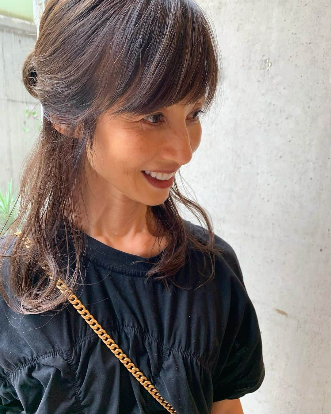 花田美恵子さんのインスタグラム写真 - (花田美恵子Instagram)「5週間ぶり カラーリングとカットに行きました✂️  美容院に行くこと 何も言ってなかったけど 帰って来たらちゃんと気付いてくれました✨  家族でも そういう気づき 意外と大事です😊  それと... 前髪の分け目も変えてみました！ 生まれて初めての左分け✨ こちらもなかなか好評でした😊  #tokyolifestyle #haircolor #bangs  #ヘアカラー #前髪 #いい感じ」6月28日 9時25分 - hawaiimieko