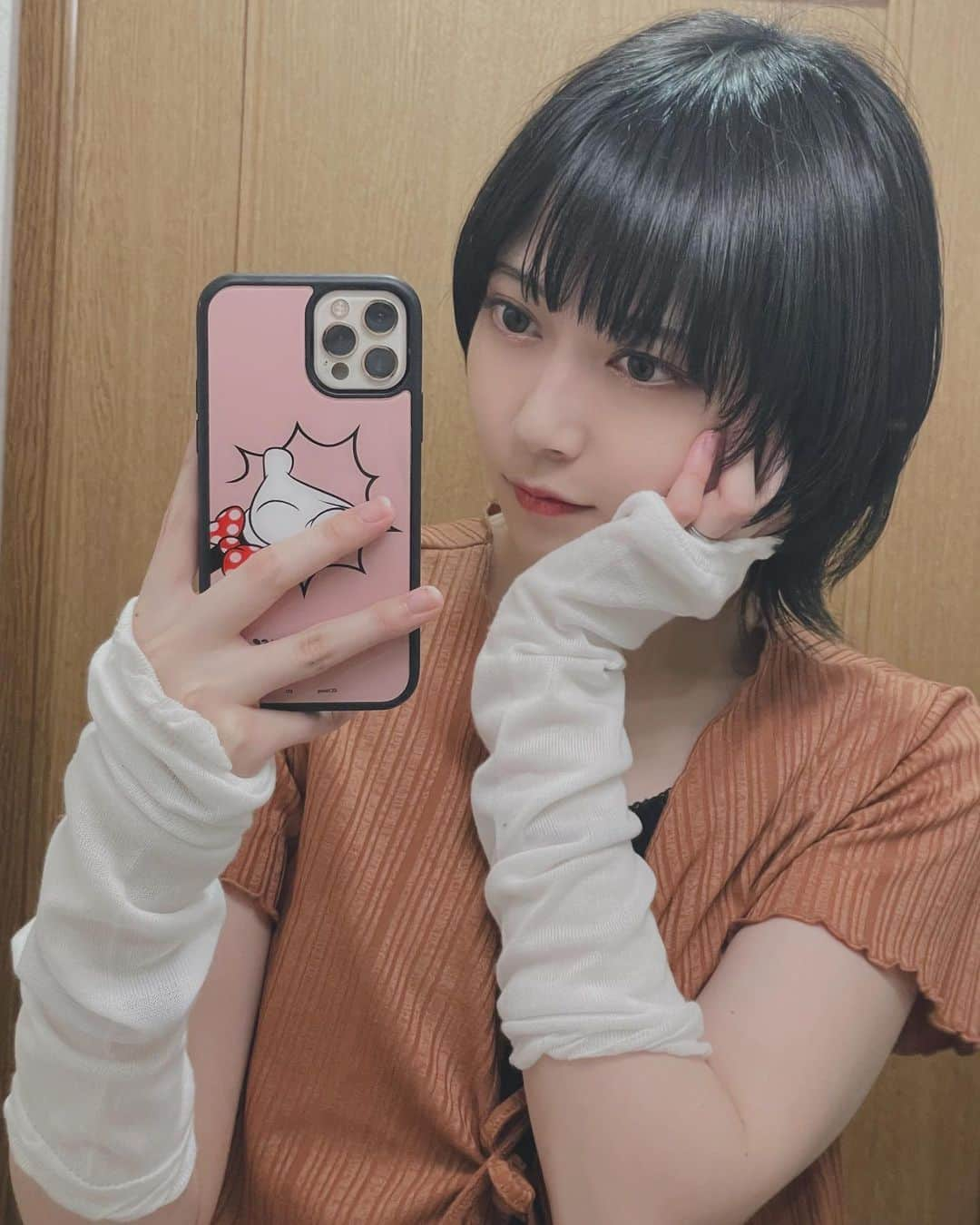 彩木咲良のインスタグラム：「☺︎︎︎︎ 関係者各位、私の友達の皆様へ LINEが突然消えたことで安否確認されるのですが、生きてます！ 急に「メンバーがいません」になってて本当にすみません！ 他の端末で新しくログインするという私の軽率な行動により友達が全て消えてしまいました。 アホ〜  #友達を返して」