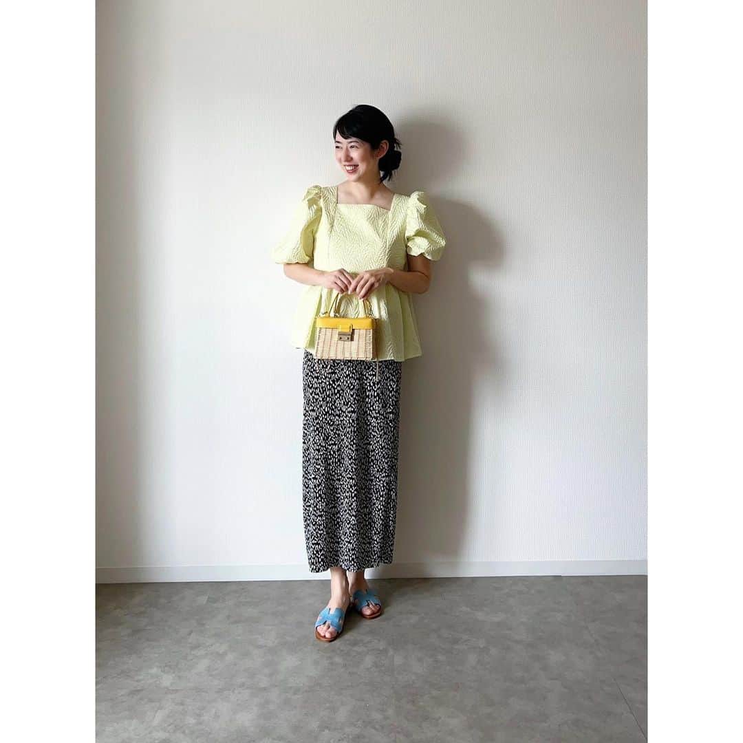 徳山沙季さんのインスタグラム写真 - (徳山沙季Instagram)「. #recaコーデ ✐☡ アニマル柄プリントプリーツスカートを着用させていただきました५ ウエストはゴムでシワにもなりにくいのでとっても快適に着用できます♧ ボリュームのあるトップスに合わせられるスカートをずっと探していたのですが まさにこのスカートがぴったりでした✦ カラーによっても雰囲気が違うのでぜひチェックしてみてください⤿ . 下記期間でTIMESALE開催です◎ 6.23 fri 0:00 > 6.30 fri 23:59 15%OFF 【4,180円 → 3,553円】で購入できますよ❥ . . @reca.magaseek #reca #レカ　#ootd #アニマル柄　#プリーツスカート　#プチプラコーデ　#mamagirl  #ファッション好きな人と繋がりたい #きれいめコーデ　#magaseek」6月28日 9時31分 - saki.whitesnow
