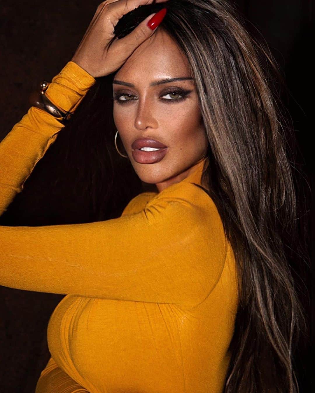 Nita Kuzminaのインスタグラム：「Всё влияет на всё. В этой Вселенной, когда изменяется одна вещь, меняется всё. Отсюда и великая сила человека менять мир, изменяя себя 🧡」