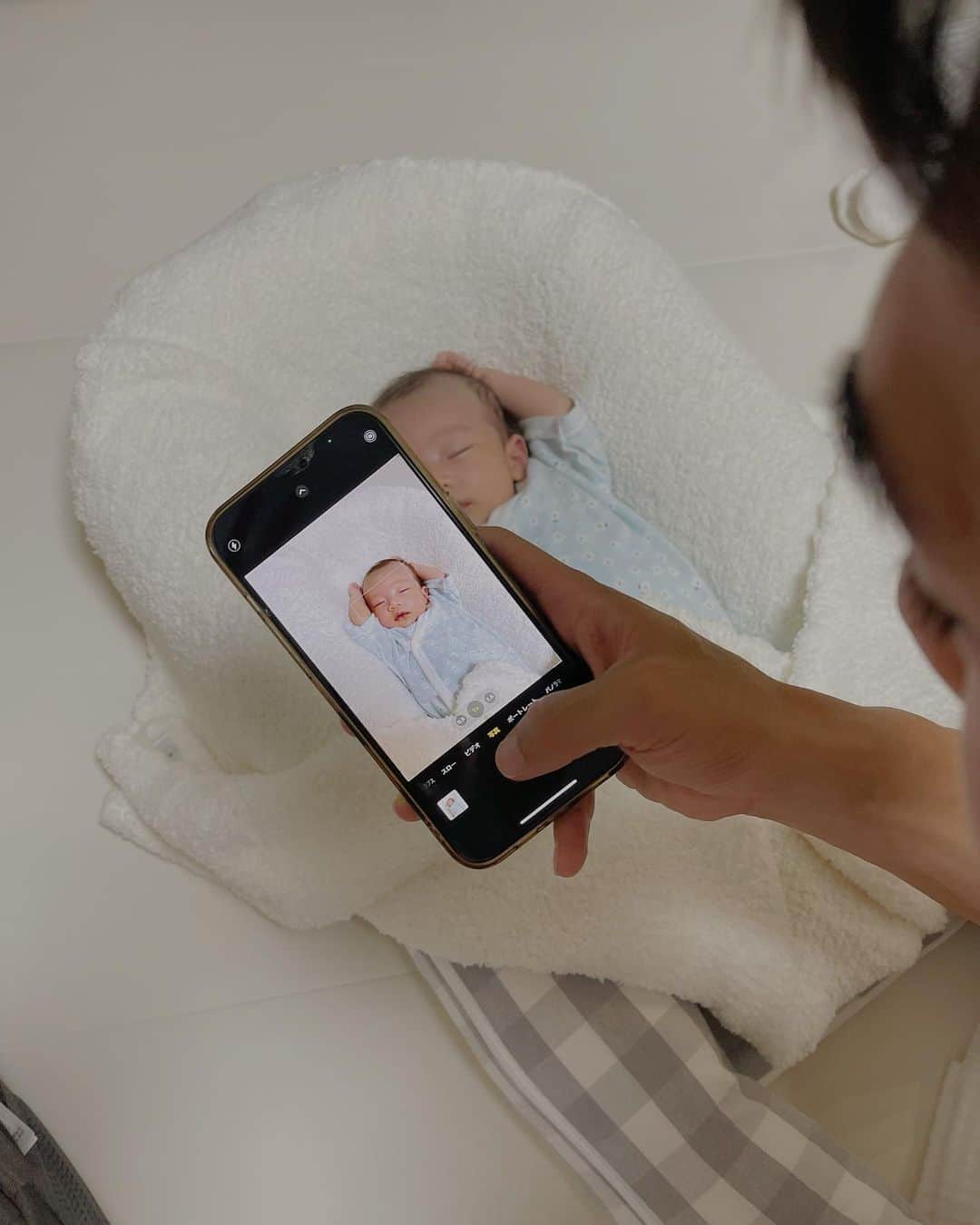結城はゆるのインスタグラム：「💤 　 　 　　／ 　　　𝗦𝘄𝗲𝗲𝘁 𝗱𝗿𝗲𝗮𝗺𝘀 ! 　　＼ 　 　　 　　 　　眉毛の薄さ、完全にわたしの遺伝やな。 　　もう少しだけで良いので濃くな〜れ〜 　　 　　 　　 　　 　　 　　 　　 #ママカメラ #男の子ベビー #男の子ママ #寝顔 #新米ママ #赤ちゃん #初マタ #赤ちゃんのいる生活 #赤ちゃんのいる暮らし  #新生児フォト #ベビーフォト #生後1ヶ月  #ニューボーンフォト #家族写真 #赤ちゃん写真  #ゼクシィbaby #mamagirl #令和5年ベビー  #sleepingbaby #babyboy #mylove #yuuki_baby」