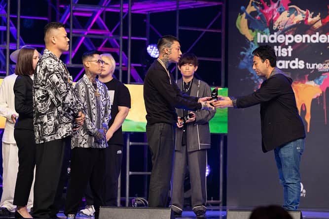 舐達麻さんのインスタグラム写真 - (舐達麻Instagram)「BARKS JAPAN MUSIC NETWORK 2023.6.27  音楽デジタルディストリビューション・サービス“TuneCore Japan”10周年を記念したアワード＜Independent Artist Awards by TuneCore Japan＞が2023年6月9日に開催、インディペンデント・アーティストの活躍がさまざまな観点から表彰された。TuneCore Japanが保有する世界185ヶ国、55以上の音楽ストアのデータをもとに11部門にわたりアーティストと作品が選出されたこの授賞式において、フィナーレとしてグランプリが発表された部門が「Hero of the Decade」。全ての音楽配信ストアでこの10年間最も再生されたアーティストを表彰する部門であり、今回BARKSは、この「Hero of the Decade」にノミネートされたアーティストの1組である舐達麻に会場で話を聞くことができた。まさに彼らは、圧倒的な存在感を放つジャパニーズ・ヒップホップシーンのヒーローと言える。このご時世にもかかわらず、自分達の人生と音楽に対して真摯であるがゆえに忖度などないリアルなリリックは、どこまでも自由。神がかったソウルフルなビートと相まった彼らの楽曲は、ビル・エヴァンスの「美と真実だけを追求し、他は忘れろ」という名言が似合うようにとても芸術的だ。インディペンデント、つまり自立したマインドで音楽を自由かつストイックに発信し続ける彼らに価値観や夢を尋ねた。  https://www.barks.jp/news/?id=1000236198」6月28日 9時39分 - aphroditegangstudio